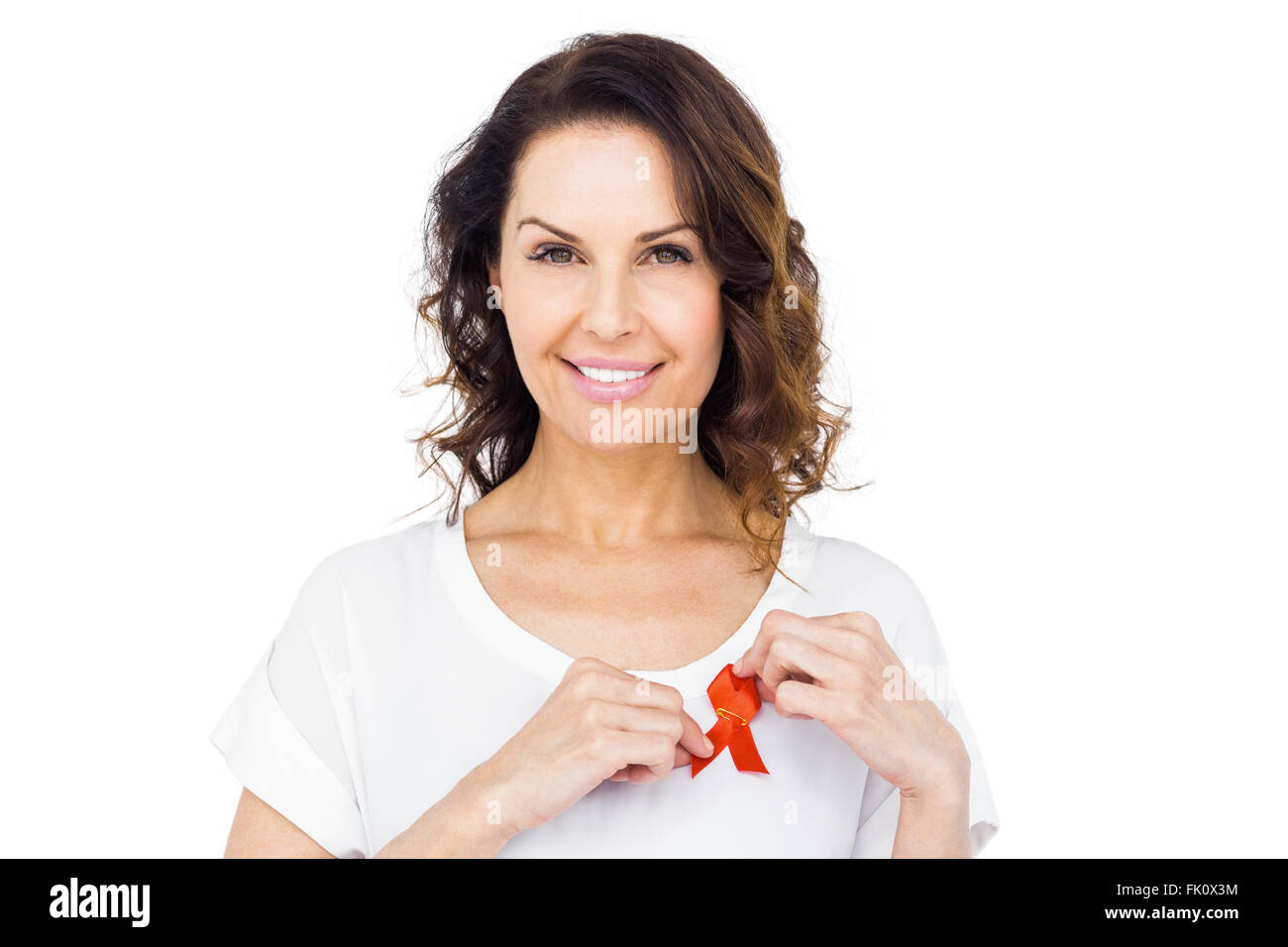 Frau das Tragen der roten aids awareness Ribbon Stockfoto