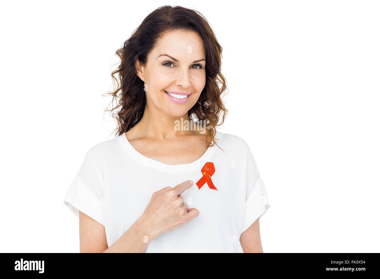 Hübsche Brünette zeigenden roten aids-Schleife Stockfoto