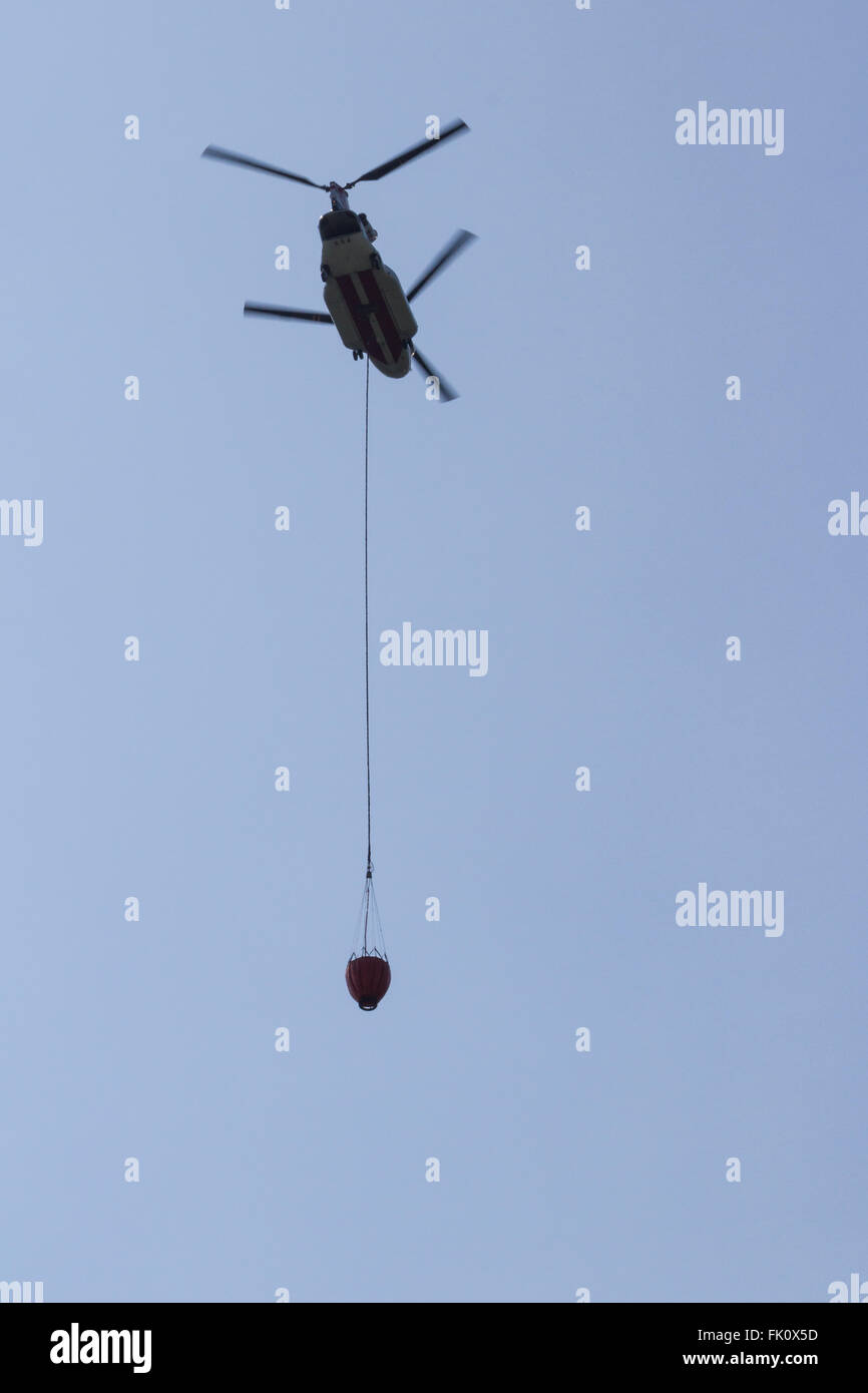 Aussicht, Oregon - 16 August: Brandbekämpfung Hubschrauber wieder für Lieferungen am Flughafen gegen die nationalen Creek konkurrenziert Stockfoto