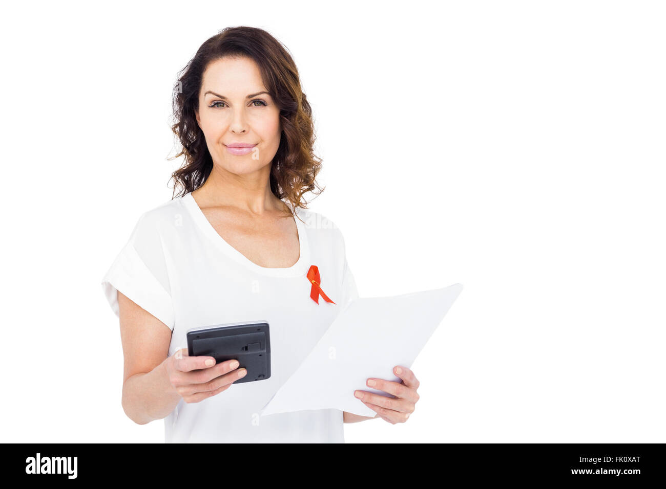 Frau mit roten aids-Schleife mit Taschenrechner Stockfoto