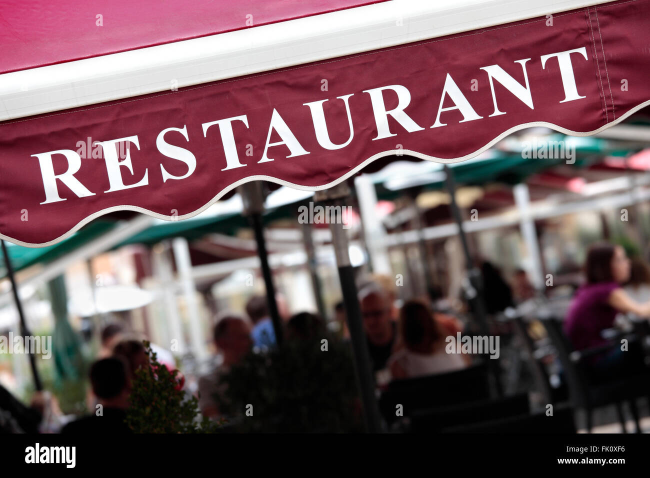 Französisches Restaurant, Paris Frankreich, Tische, Stühle, Kunden in Ferne Essen Stockfoto