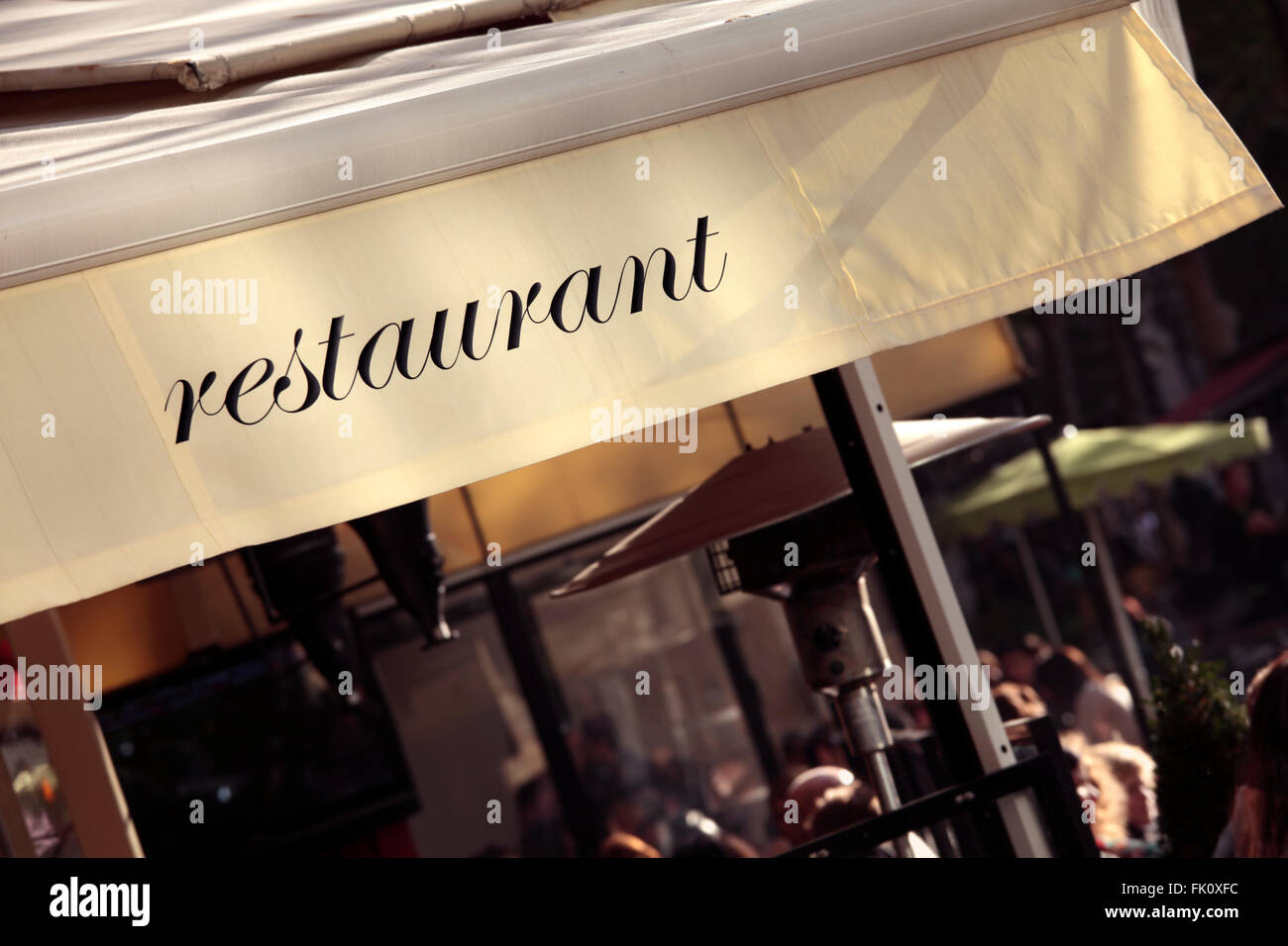 Französisches Restaurant, Paris Frankreich, Tische, Stühle, Kunden in Ferne Essen Stockfoto