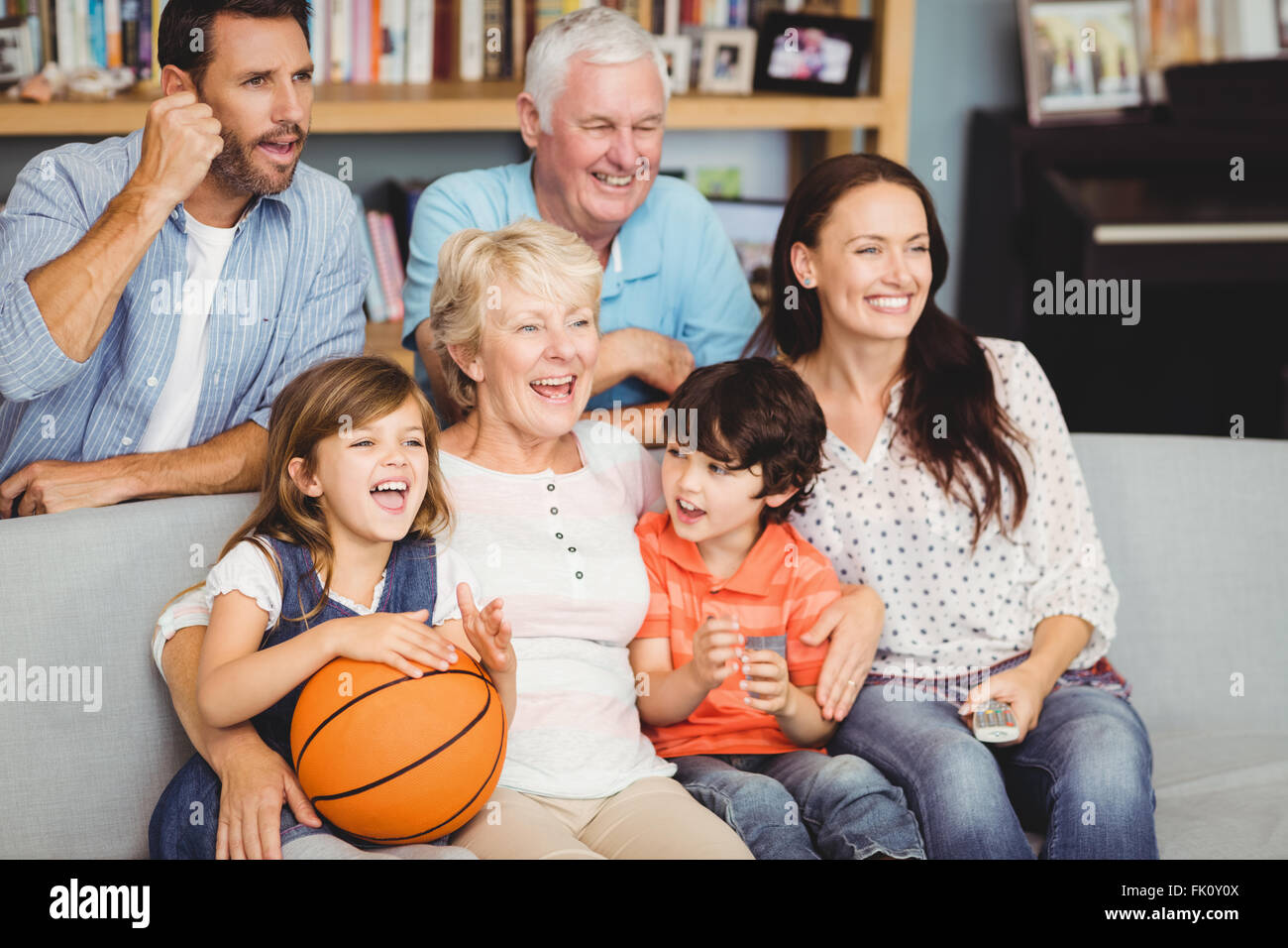 Lächelnde Familie beobachten Basketball-match Stockfoto