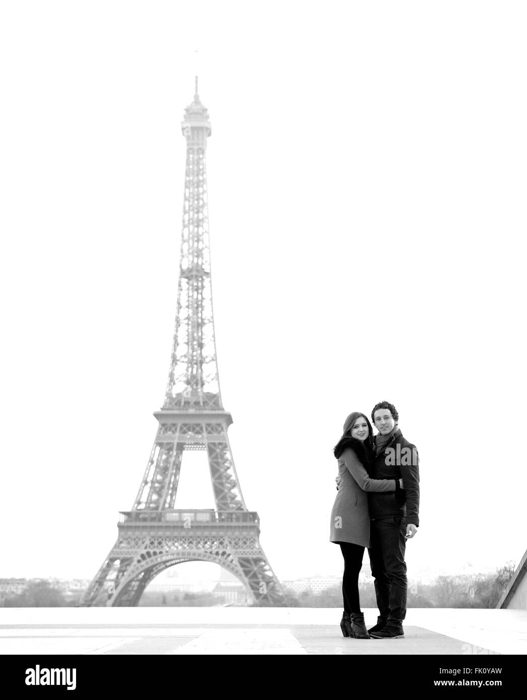 Jung und verliebt Brünette Pärchen vor Eiffelturm, Paris, Trocadero mit Blick auf die Stadt während des Tages - holding Stockfoto