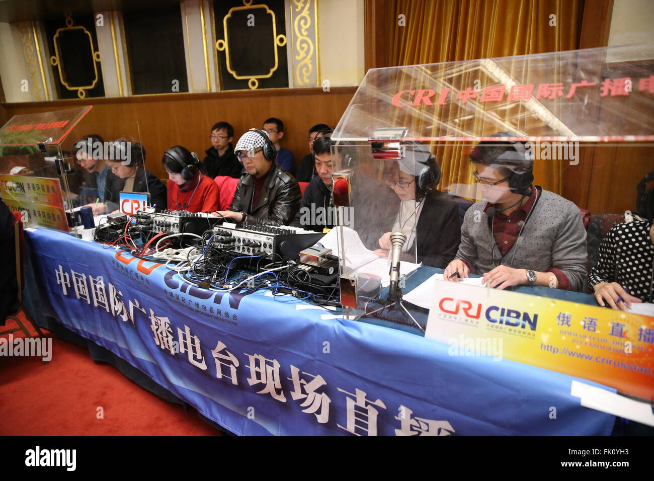 Peking, China. 5. März 2016. Foto aufgenommen am 5. März 2016 zeigt eine live-Übertragung von China Radio International während der Eröffnungssitzung der vierten Tagung der 12. nationalen Volkskongresses in der großen Halle des Volkes in Peking, Hauptstadt von China. Bildnachweis: Liu Weibing/Xinhua/Alamy Live-Nachrichten Stockfoto