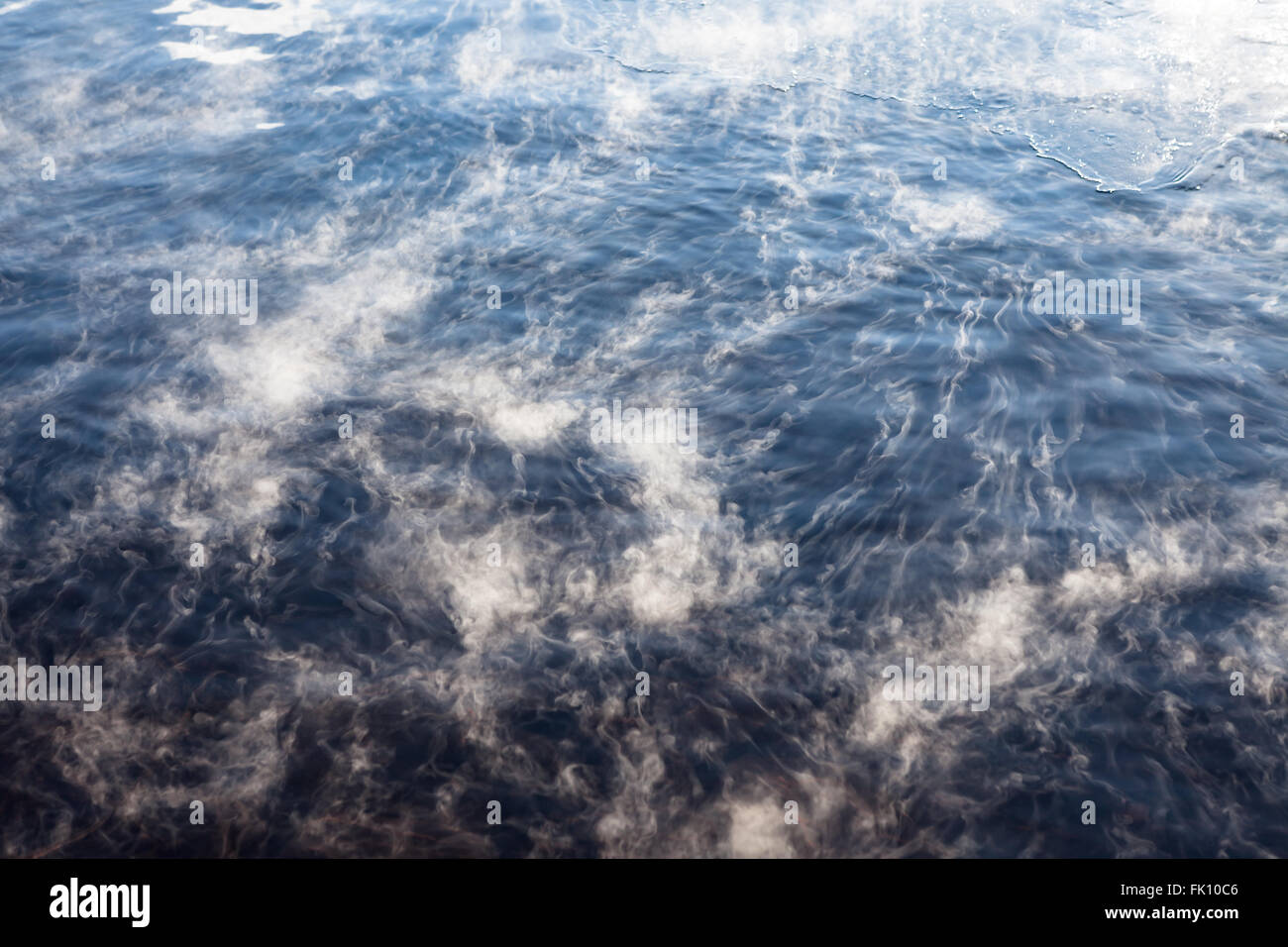 Wasserdampf auf der Oberfläche des kalten Wassers Stockfoto