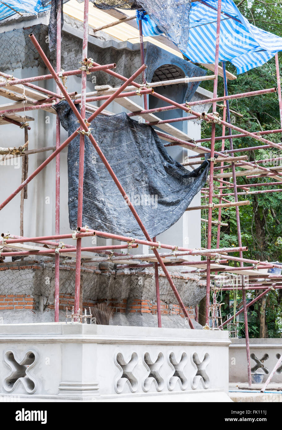 Neue Thai Kirche im Bau mit Metall-Gerüst. Stockfoto