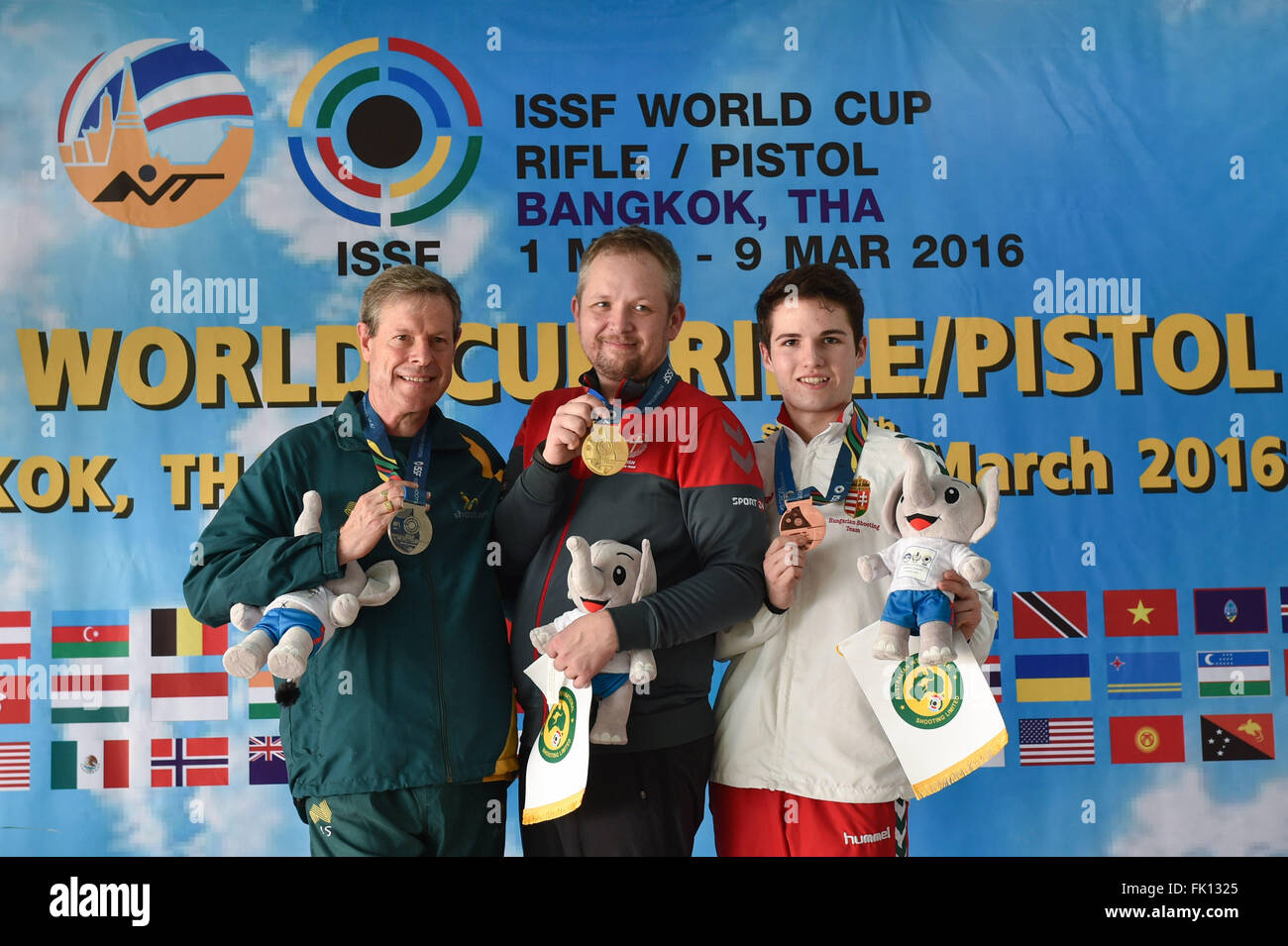 Bangkok, Thailand. 5. März 2016. Goldmedaillengewinner von Torben Grimmel (C) Dänemark, Silbermedaillengewinner Warren potente Australiens und Bronzemedaillengewinner Istvan Peni Ungarns posieren für Fotos während der Verleihung der Herren 50m Gewehr anfällig auf ISSF World Cup Gewehr/Pistole in Bangkok, Thailand, am 5. März 2016. © Li Mangmang/Xinhua/Alamy Live-Nachrichten Stockfoto