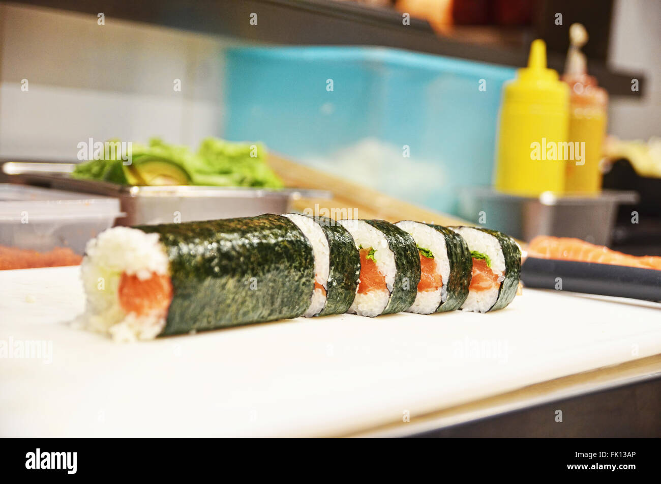 Sushi-Rolle auf dem Tablett Stockfoto