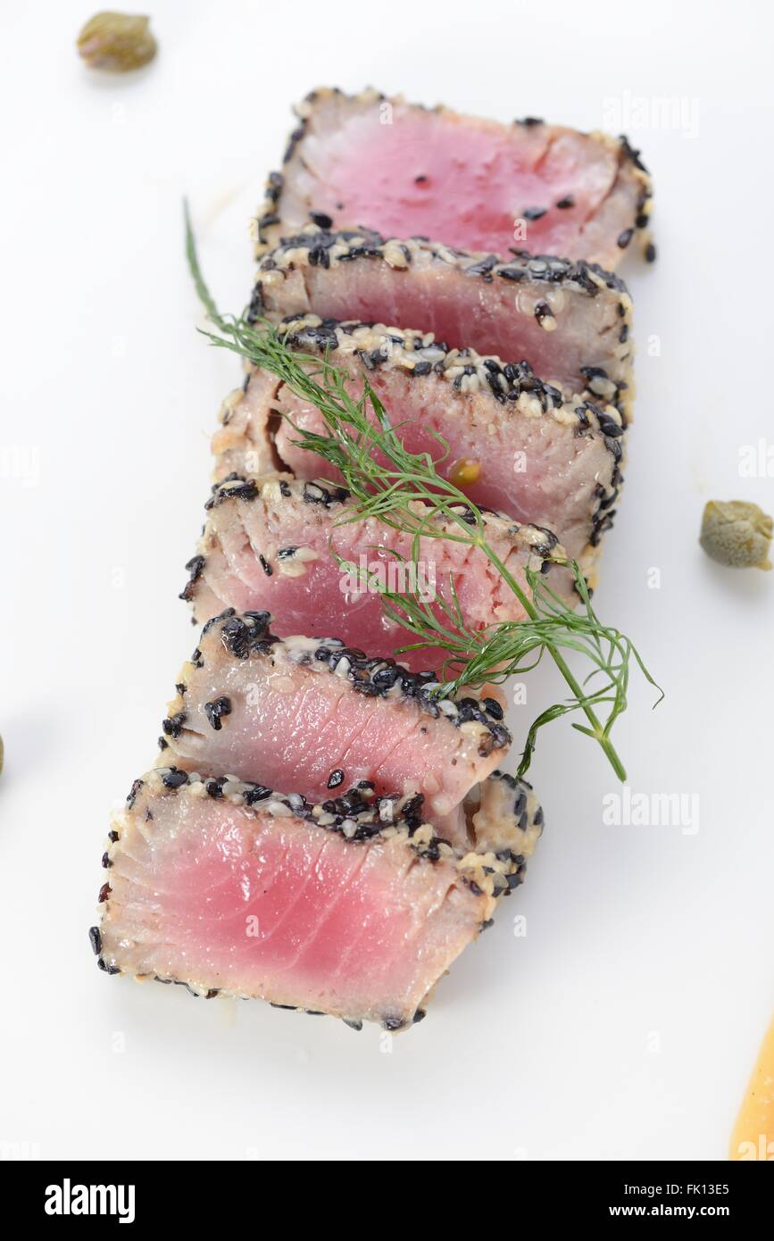 Ahi Thunfisch angebraten auf einem weißen Teller Stockfoto