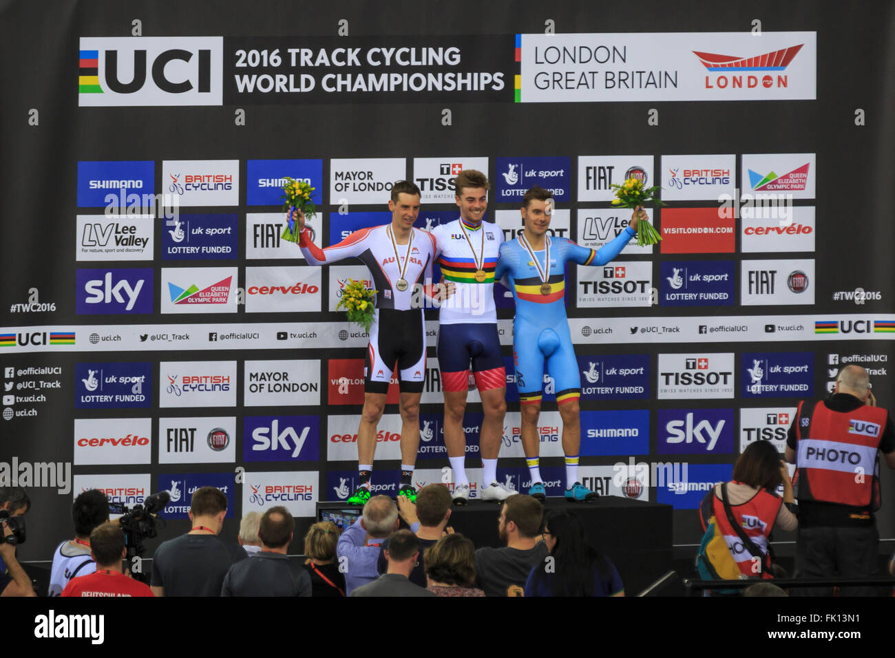 London, UK, 4. März 2016. UCI 2016 Track Cycling World Championships. Das Podium der Herren Punkt der Rennen mit Jonathan Dibben (Großbritannien, Zentrum, Gold), Andreas Graf (Österreich, links, Silber) und Kenny De Ketele (Belgien, rechts, Bronze). Bildnachweis: Clive Jones/Alamy Live-Nachrichten Stockfoto