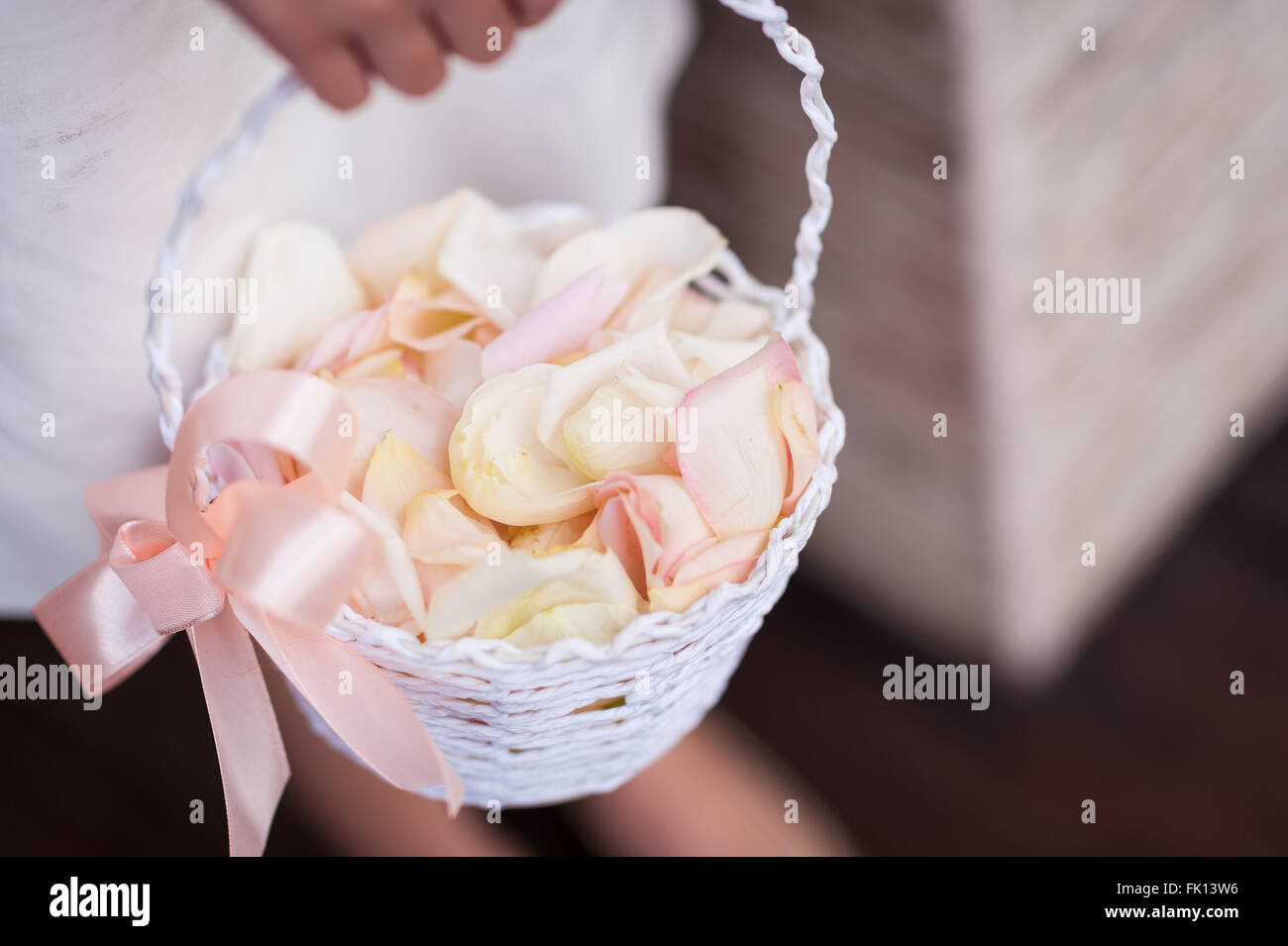 Rosenblätter in kleinen Korb für den Einsatz während der Hochzeit des Paares Eintritt. Stockfoto