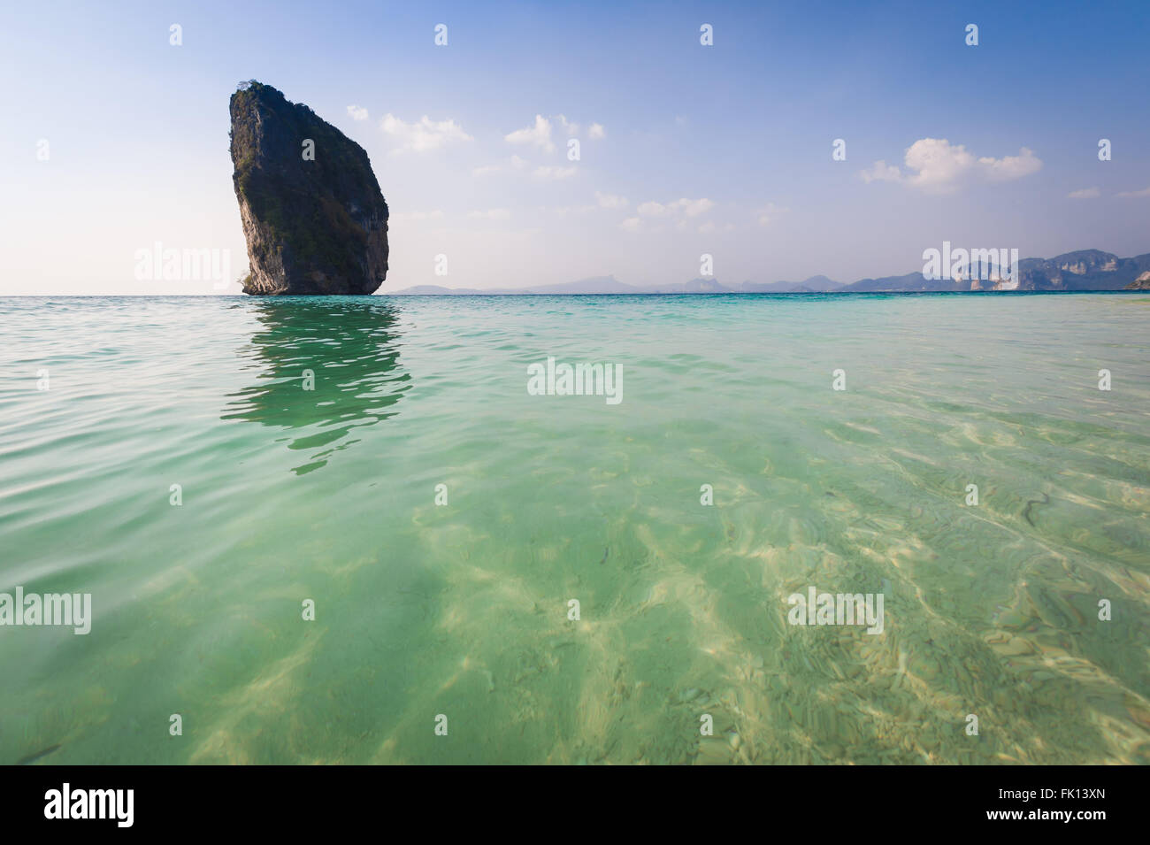 Kleine Insel am schönen Meer mit glitzernden Wasser in Krabi, Thailand. Stockfoto