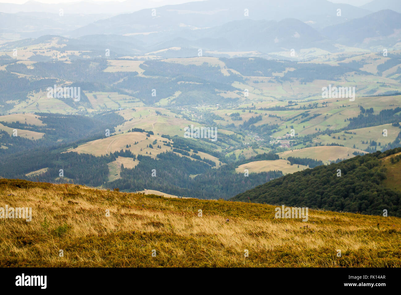 Blick auf die Berge in Piliptse. Frühherbst. Ukraine. Stockfoto