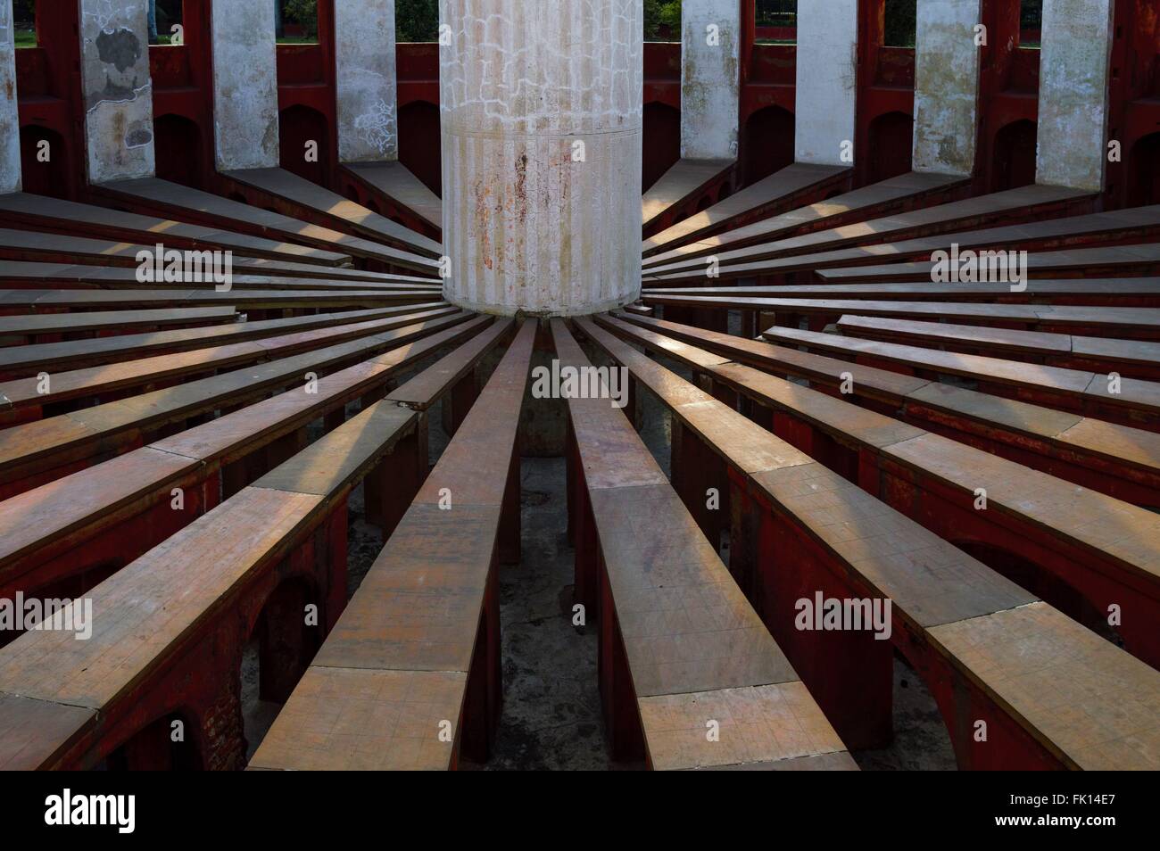 Jantar Mantar gebaut von Maharaja Jai Singh II von Jaipur in Neu-Delhi, Indien Stockfoto