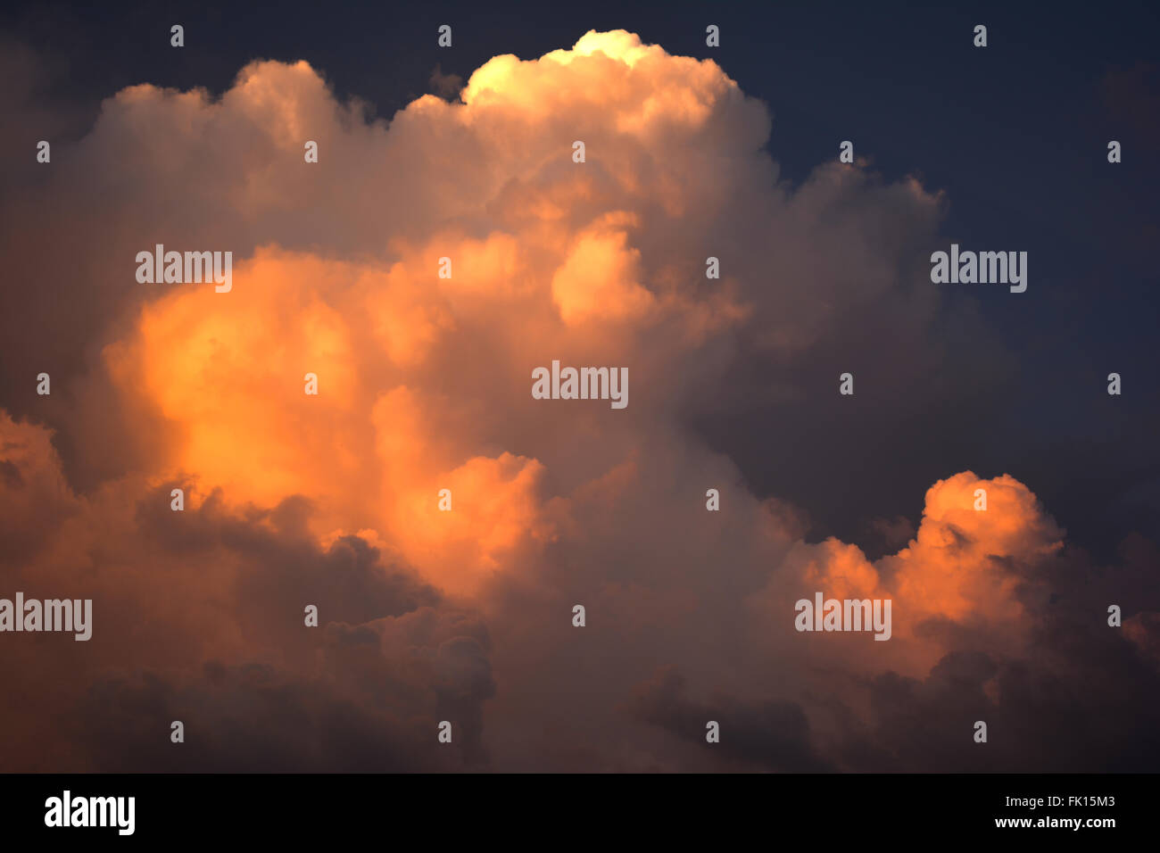 Wolken am Himmel sammeln Stockfoto