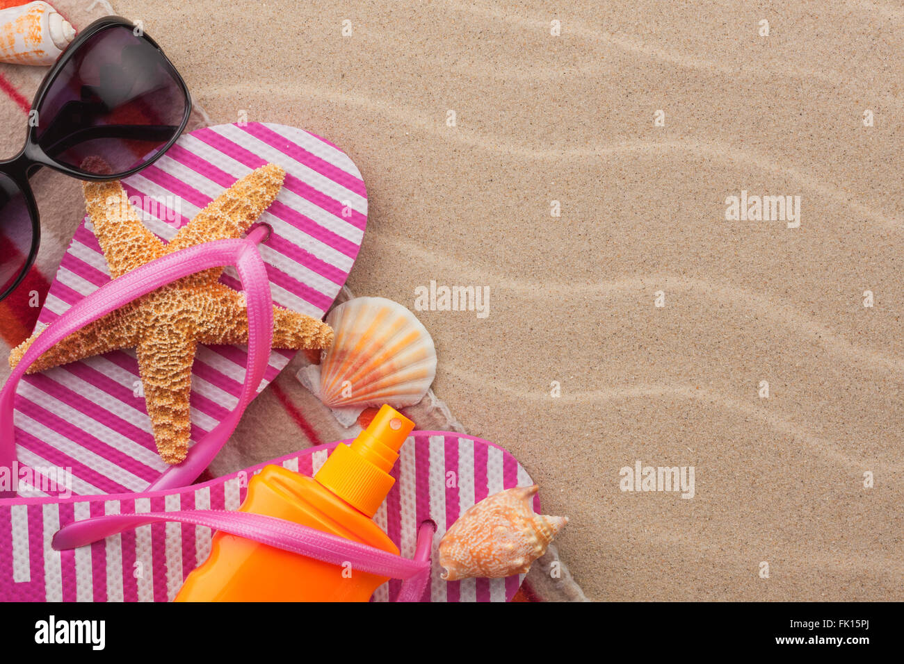 Strand-Accessoires für den Strand, die liegen auf dem Sand, mit Platz für Ihren text Stockfoto