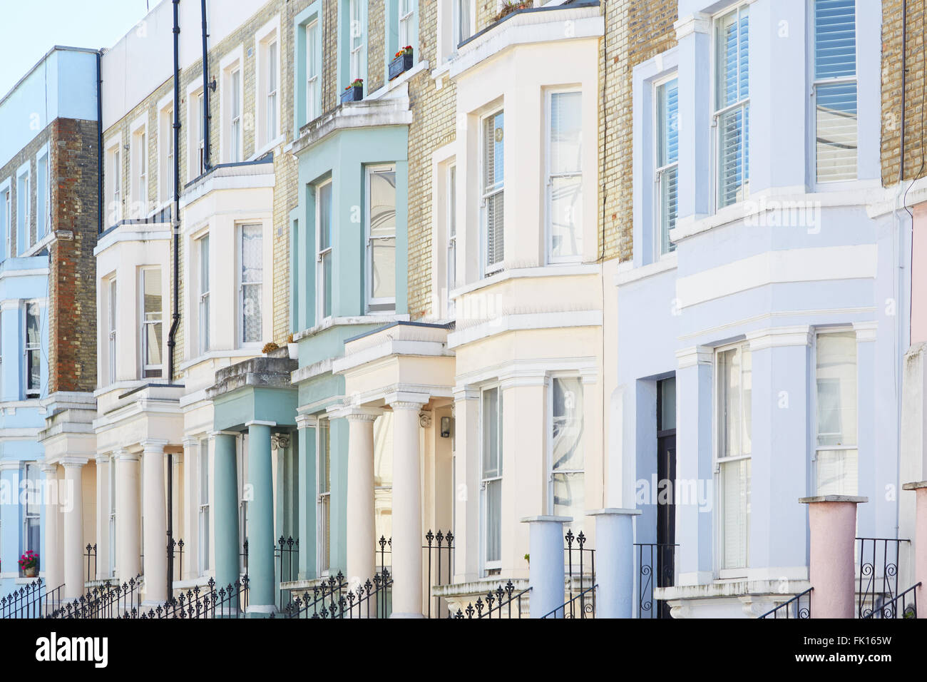 Pastellfarben Häuser Fassaden in London Stockfoto