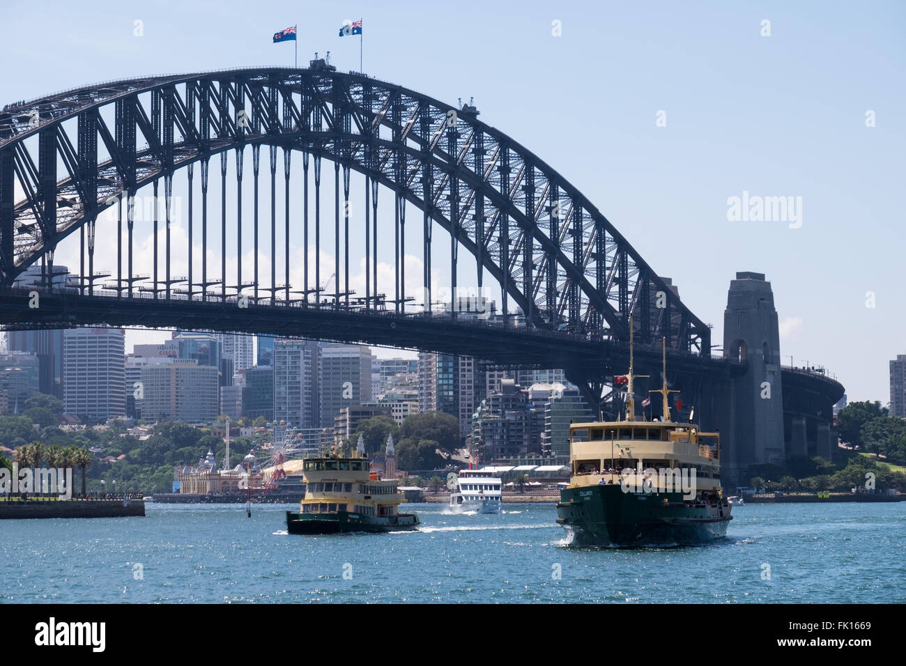 Sydney Harbour Ferries Fishburn (links) und Collaroy (rechts) in Sydney Cove, mit der Sydney Harbour Bridge als Kulisse. Stockfoto