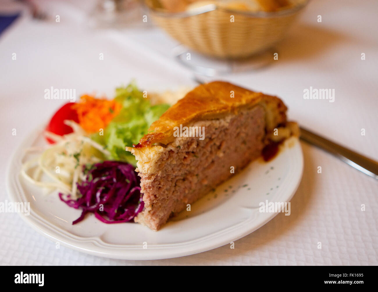 Marcaire Mahlzeit Landwirt Fleisch lokalen Kuchenform aus Münstertal Elsass Frankreich Stockfoto