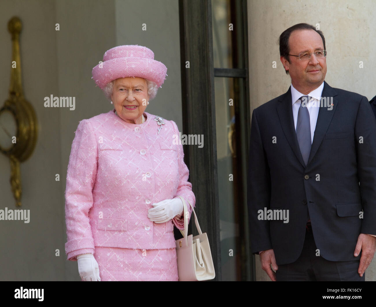 Königin Elizabeth II erhielt im Elysée-Palast von Staatspräsident François Hollande Stockfoto