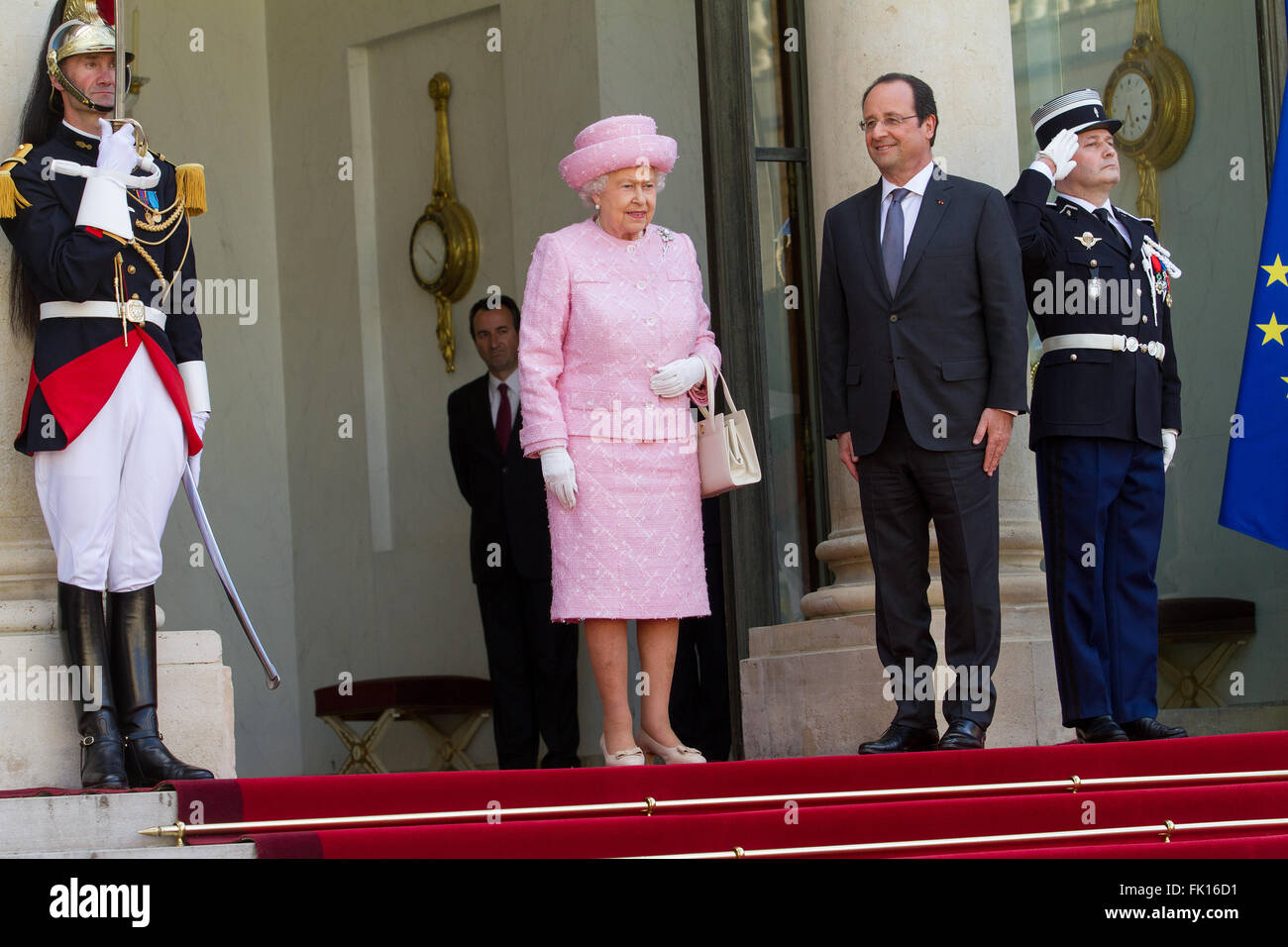 Königin Elizabeth II erhielt im Elysée-Palast vom französischen Präsidenten François Hollande Stockfoto