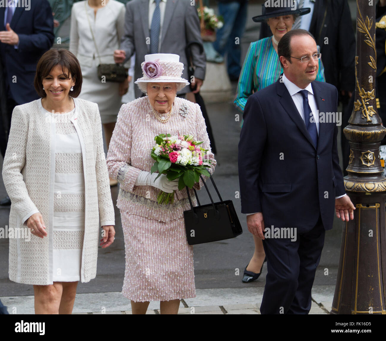 François Hollande, Königin Elizabeth II, Anne Hidalgo Bürgermeister von Paris unter dem Vorsitz einer Zeremonie auf dem Blumenmarkt Stockfoto