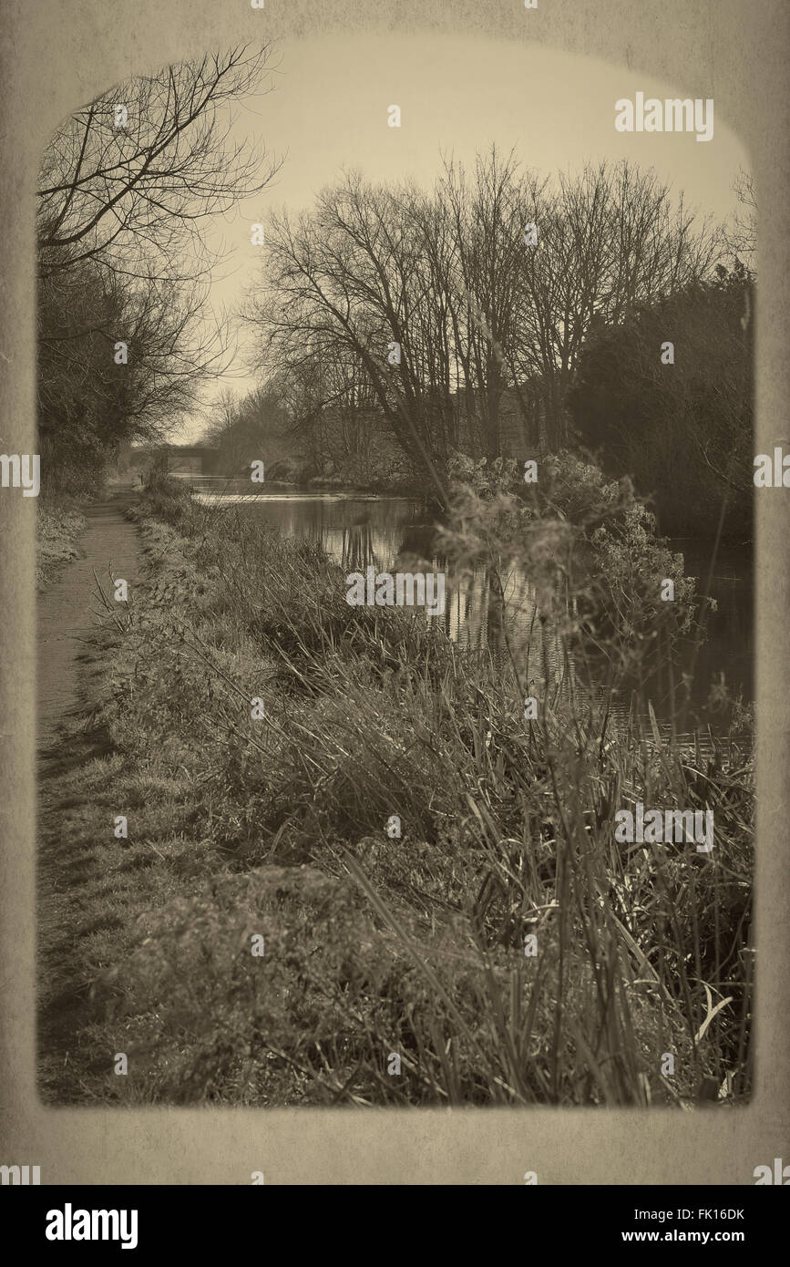 klassische alte Weltbühne Kanal mit Treidelpfad und Bäume säumen die Bank im winter Stockfoto