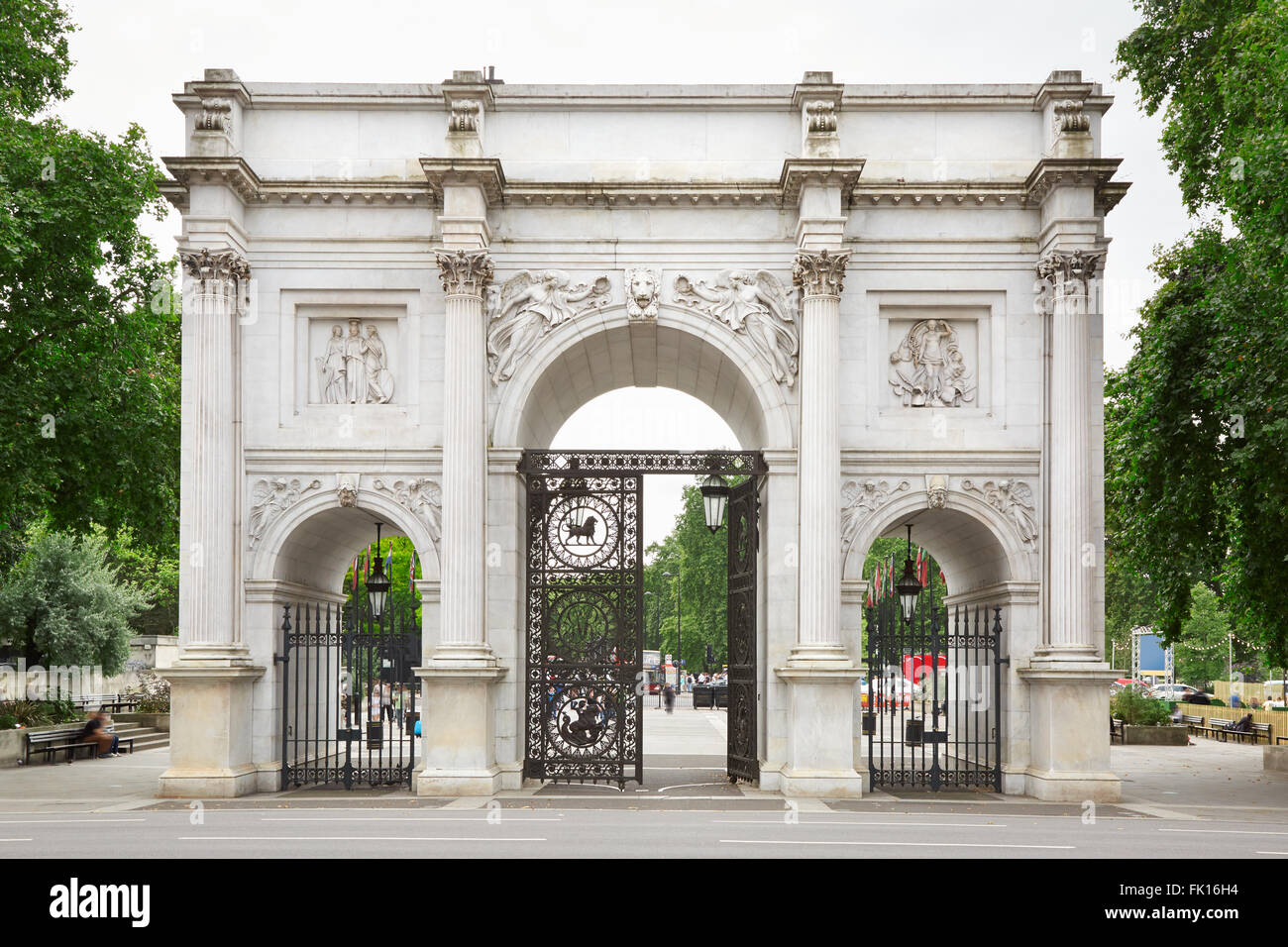 Marble Arch mit grünen Ästen in London Stockfoto
