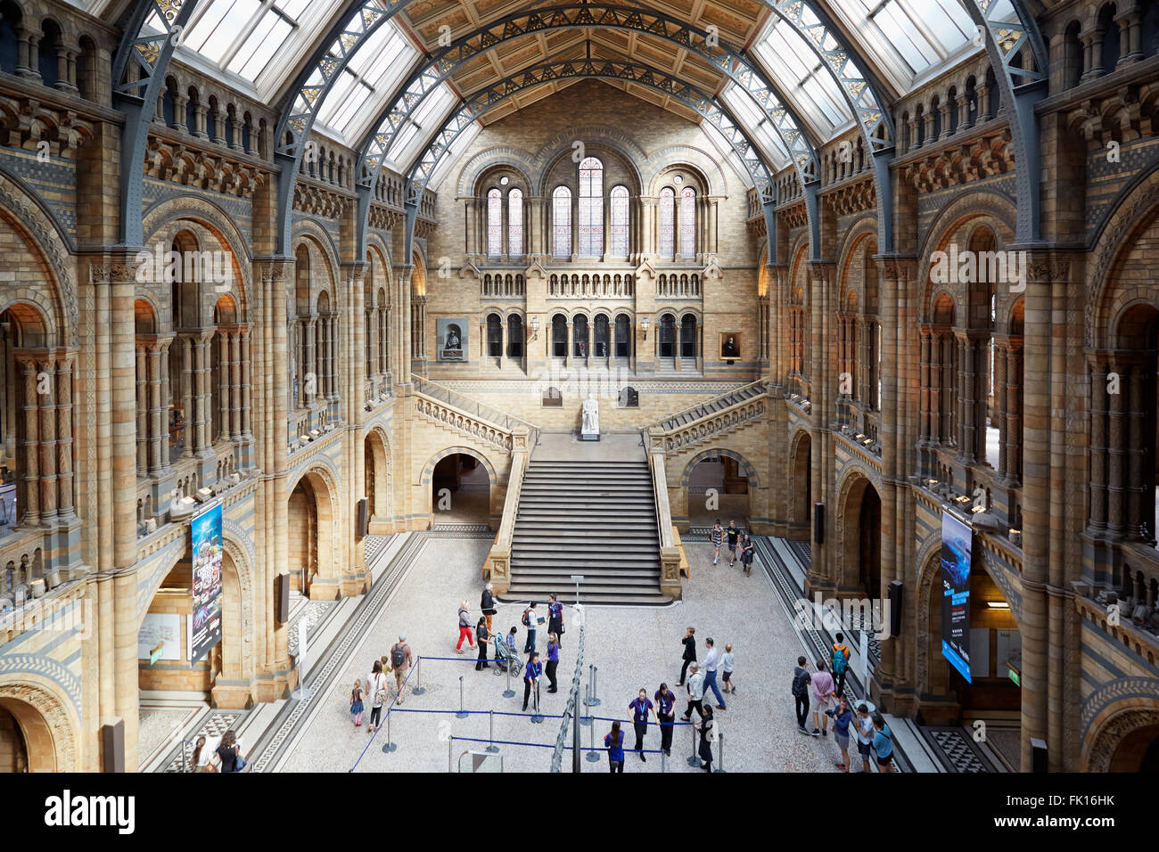 Natural History Museum Innenraum mit Menschen und Touristen in London Stockfoto