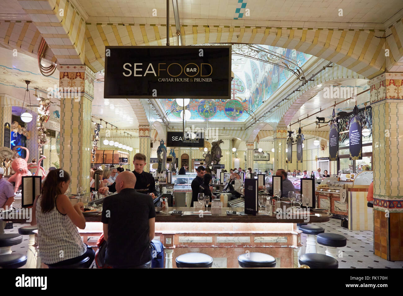 Harrods Kaufhaus, Meer Essen Innenbereich mit Menschen in London Stockfoto