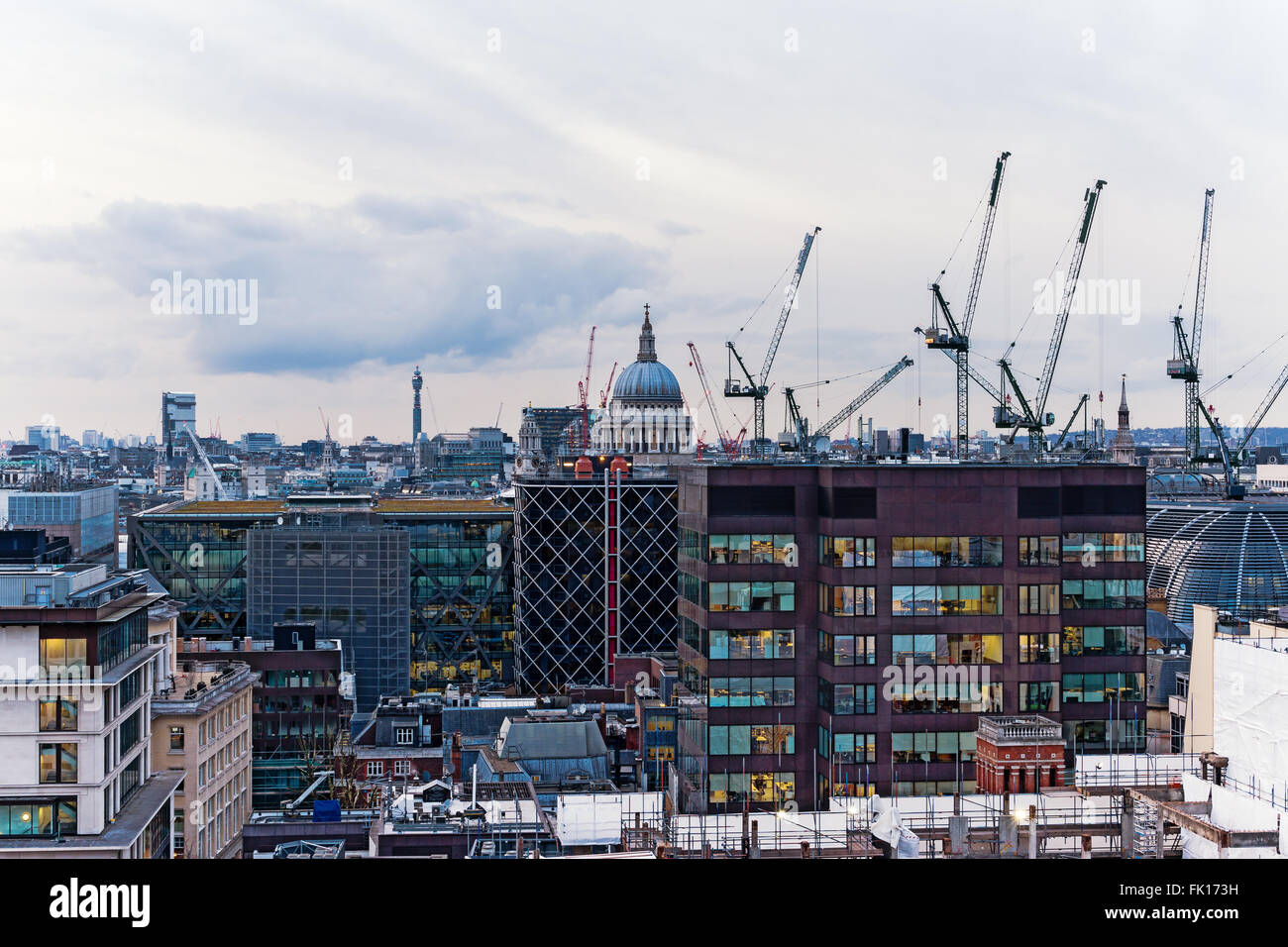 Londoner Stadtbild Stadtblick mit St Pauls Cathedral, Bt Tower und Gebäuden mit Kränen Bau Stockfoto