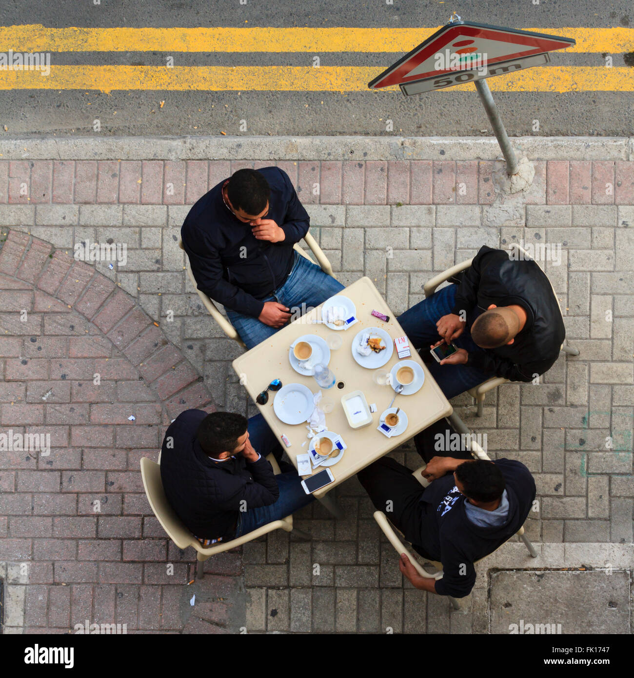 Vier Männer trinken an einem strassenrand Straßencafé, Sliema, Valletta, Malta. Stockfoto