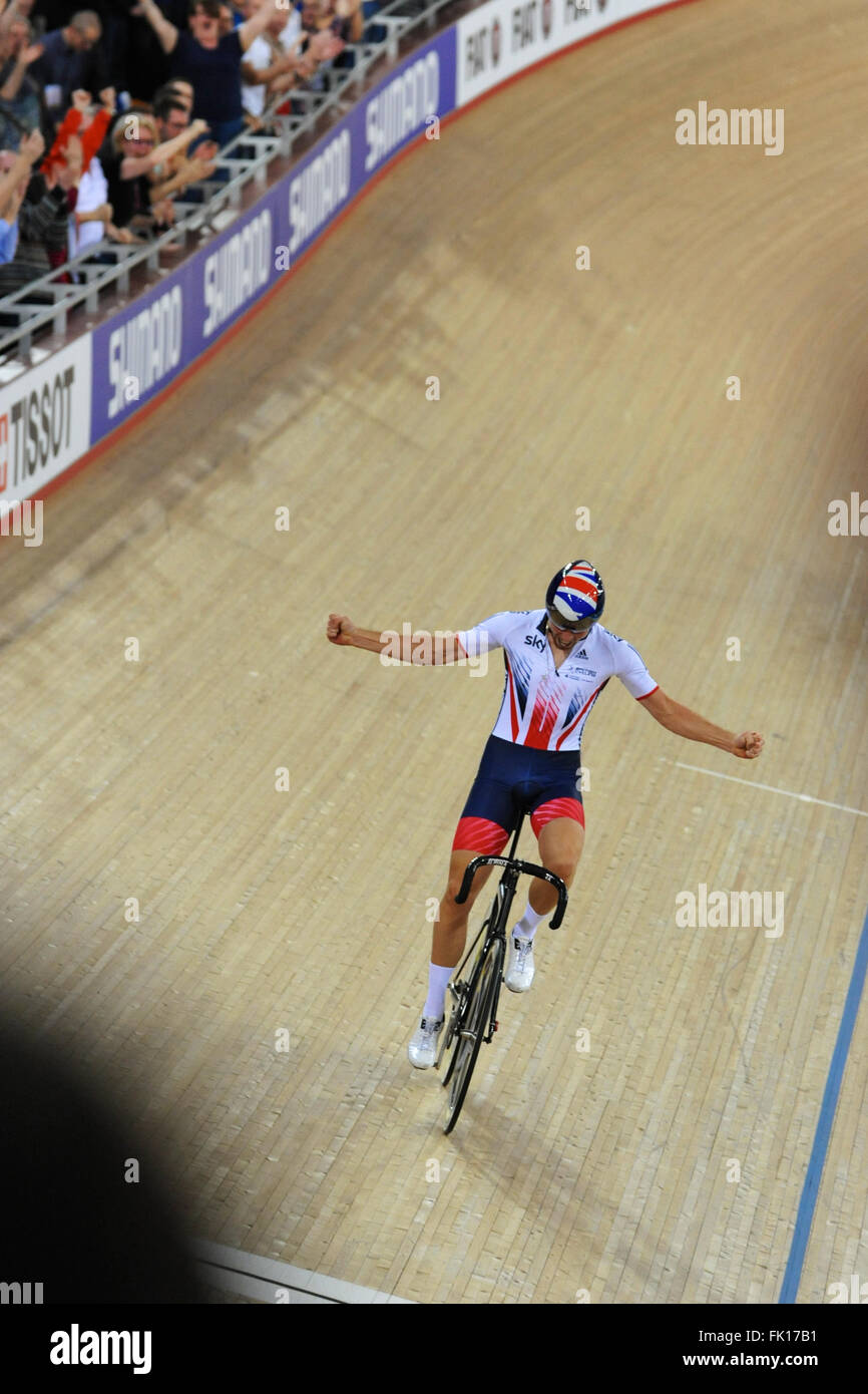 London, UK. 4. März 2016. Jonathan transzendentaler (GBR) feiert seinen entscheidenden Sieg in der 40km Runde 160 Männer Points Race Finale mit einer Ehrenrunde bei den UCI 2016 Track Cycling World Championships, Lee Valley Velo Park. Bildnachweis: Michael Preston/Alamy Live-Nachrichten Stockfoto