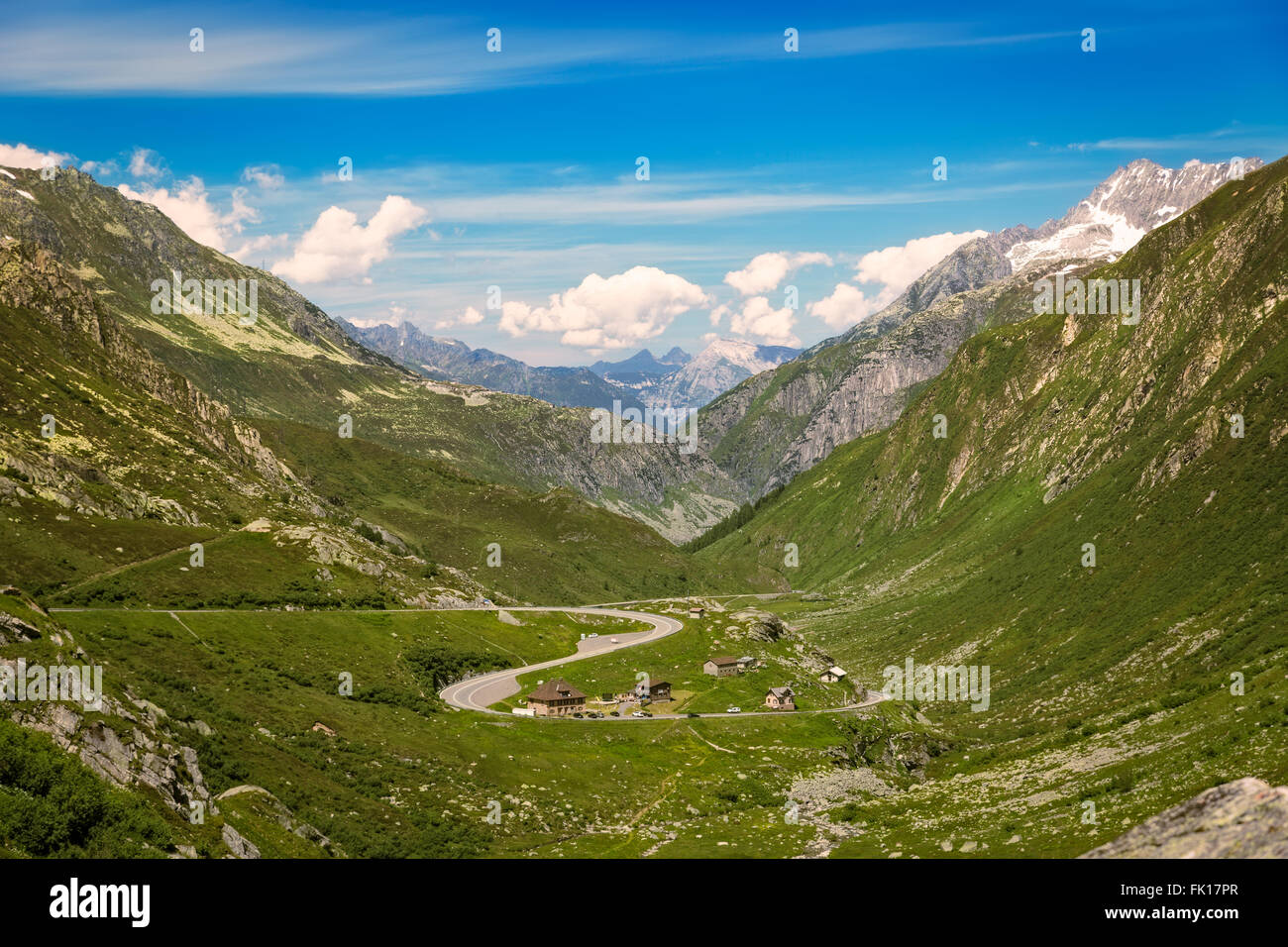 Kurvenreiche Passstrasse am Gotthard, Andermatt, Schweiz Stockfoto