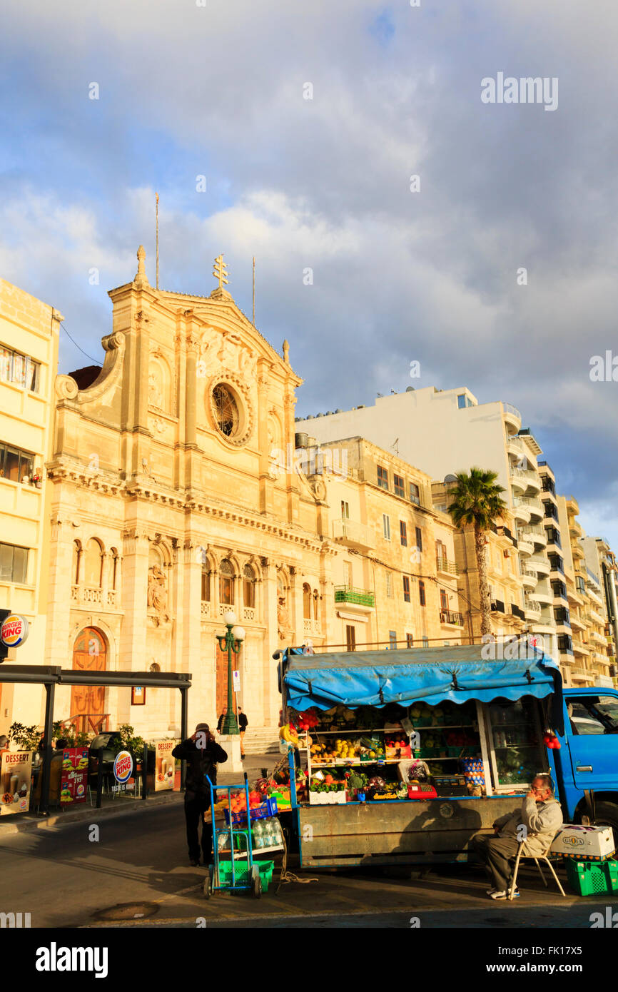Obst und Gemüse Händler außerhalb der Kirche von Jesus von Nazareth, Tas Sliema, Valletta, Malta. Stockfoto