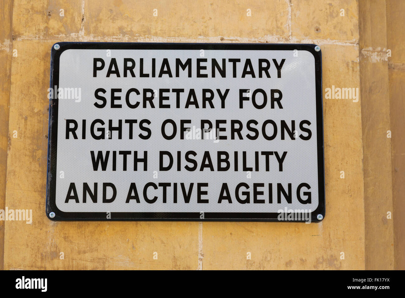 Parkplatz Schild für die maltesischen parlamentarische Staatssekretärin für die Rechte von Menschen mit Behinderung und aktives Altern. Valletta. Stockfoto