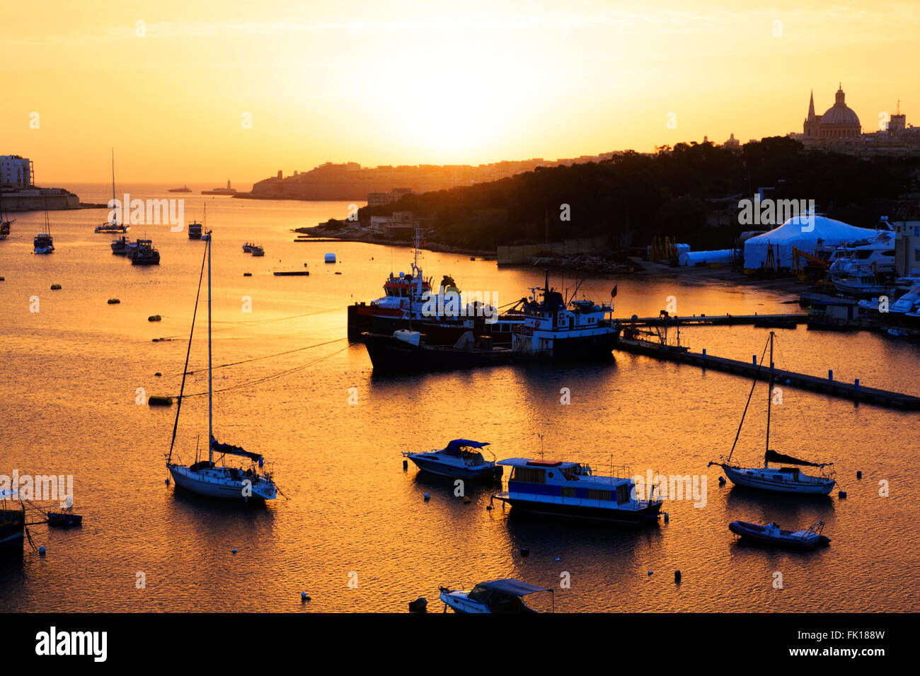 Sonnenaufgang über die Bucht von Sliema, Valletta, Malta Stockfoto