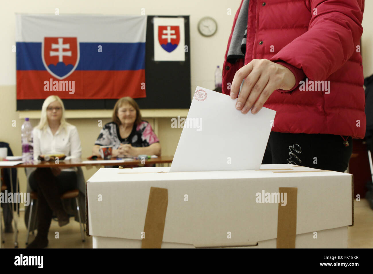 Bratislava, Slowakei. 5. März 2016. Ein Wähler wirft ihre Stimmzettel in einem Wahllokal in Bratislava, Slowakei, 5. März 2016. Den neunten allgemeinen Wahlen in der Slowakei Geschichte startete um 07:00 Ortszeit (GMT-0600) Samstag, mit einigen 4,4 Millionen Wahlberechtigten voraussichtlich ihre Stimme in 5.992 Wahllokalen bundesweit für die 150-köpfigen Parlament. © Andrej Klizan/Xinhua/Alamy Live-Nachrichten Stockfoto