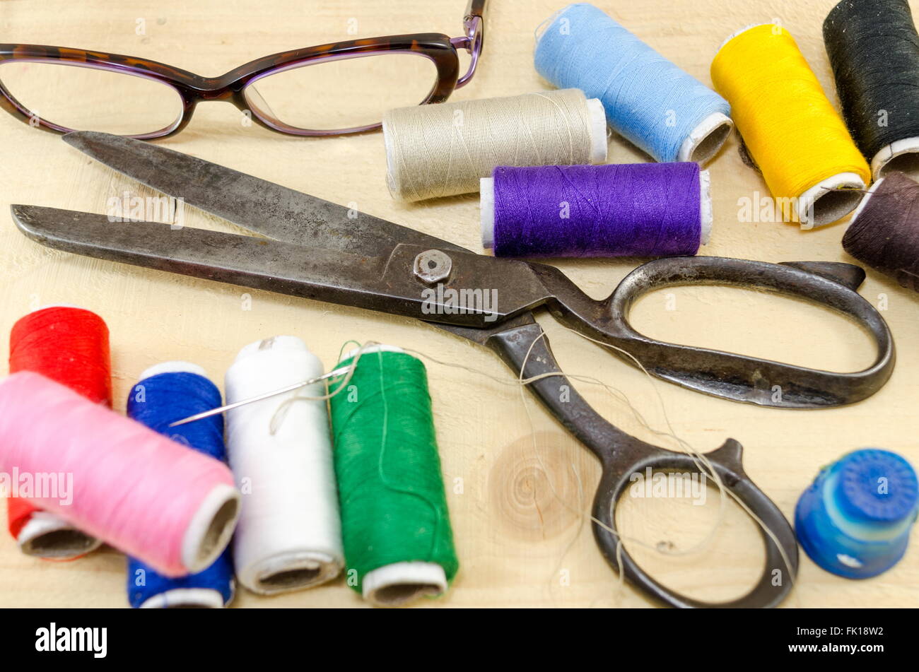 Nähen Ausrüstung Chaos verstreut auf dem Tisch Stockfoto