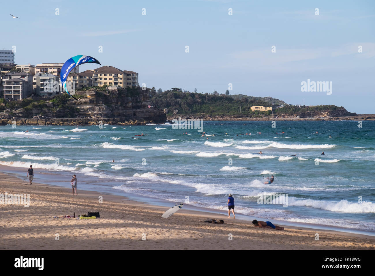 Ein Kitesurfer am Manly Beach Stockfoto