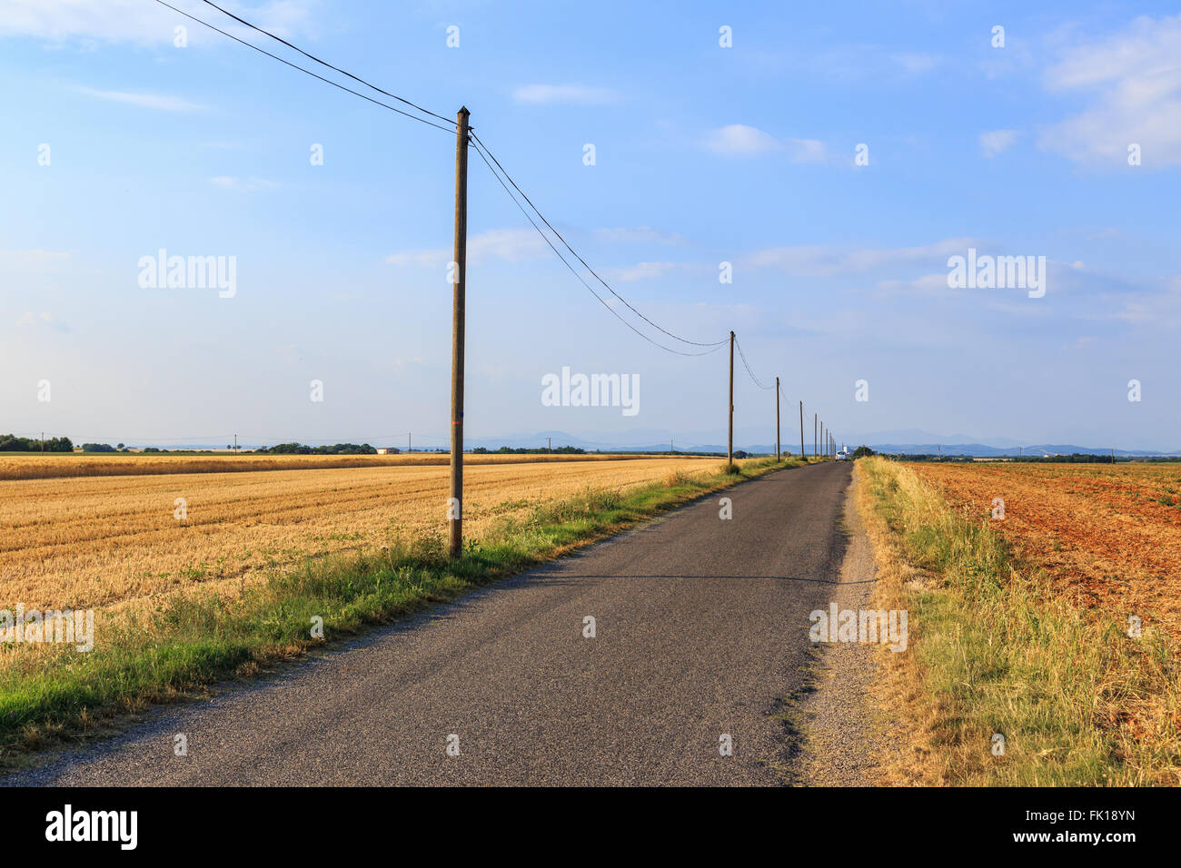 Landstraße durch Ackerland in der Nähe von Valensole, Provence-Frankreich Stockfoto