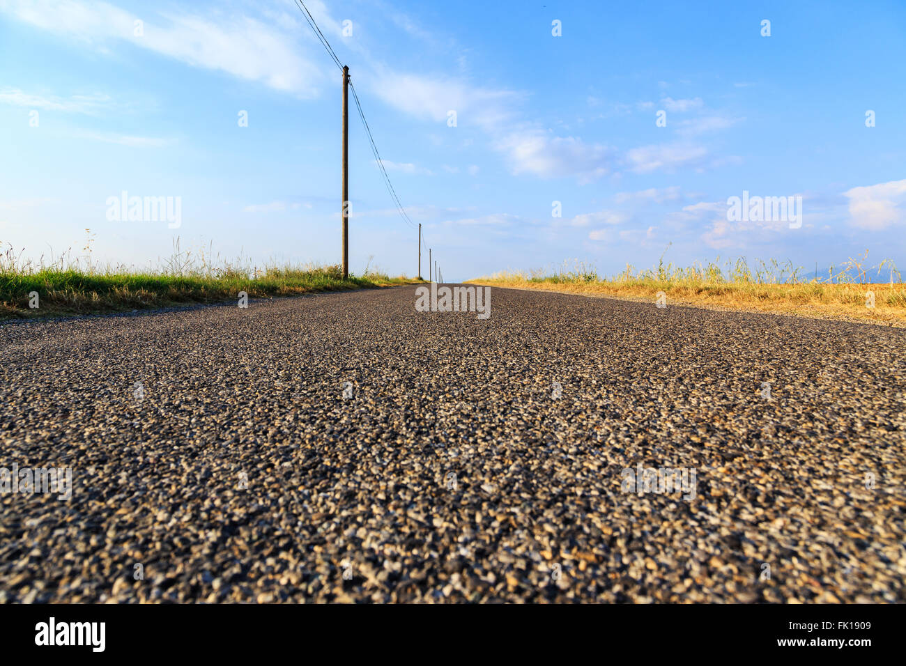 Landstraße durch Ackerland in der Nähe von Valensole, Provence-Frankreich Stockfoto