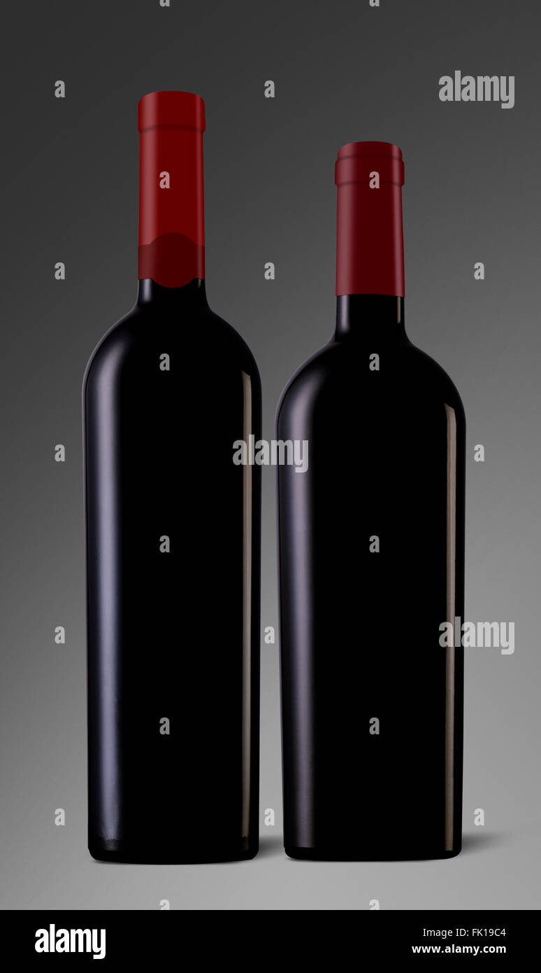 Zwei rote Weinflaschen mit Kappen und kein Label auf grauem Hintergrund Stockfoto
