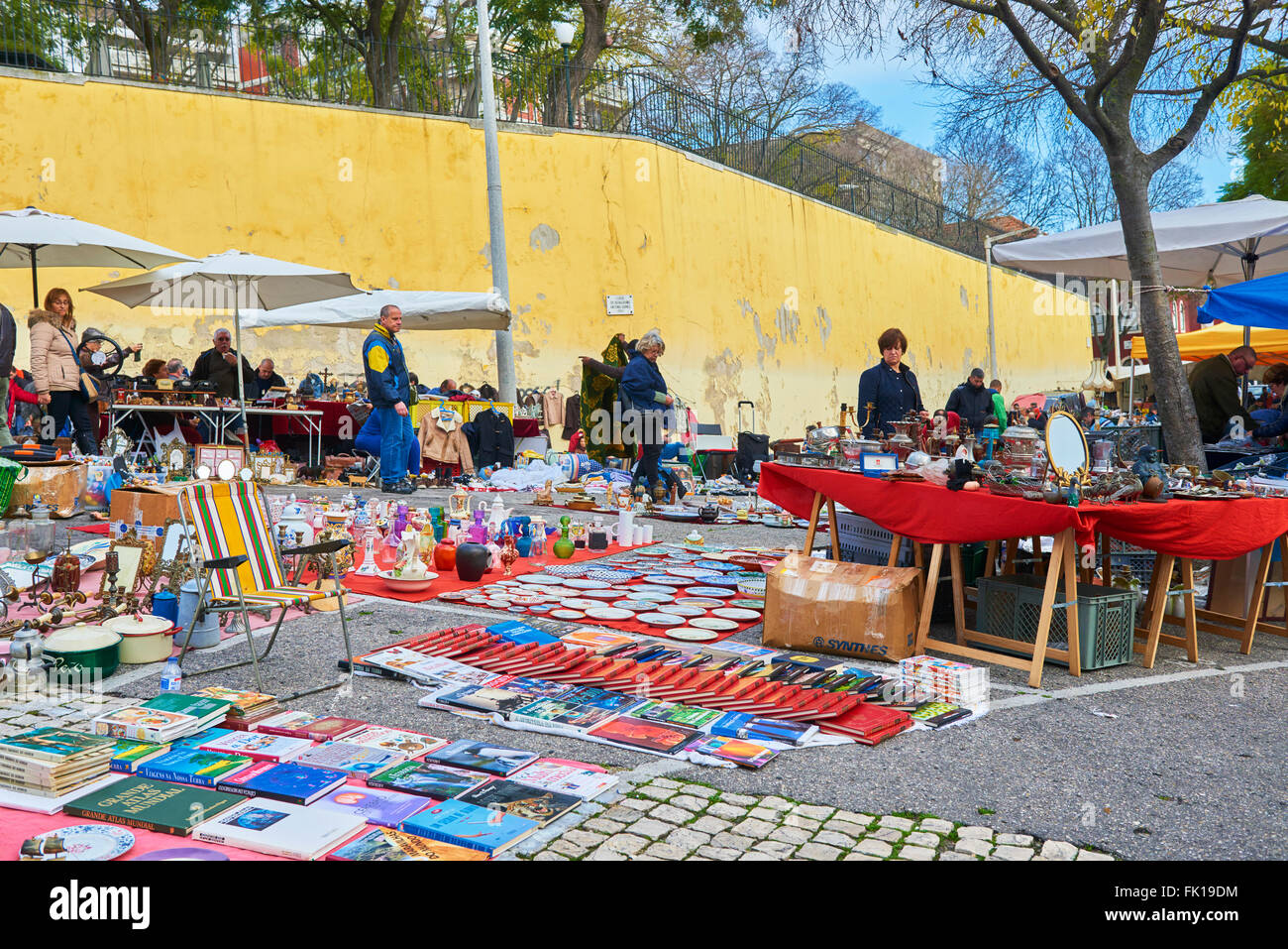 Feira da Ladra Flohmarkt oder Thieves Market in der Alfama Viertel, Lissabon, Portugal, Europa Stockfoto