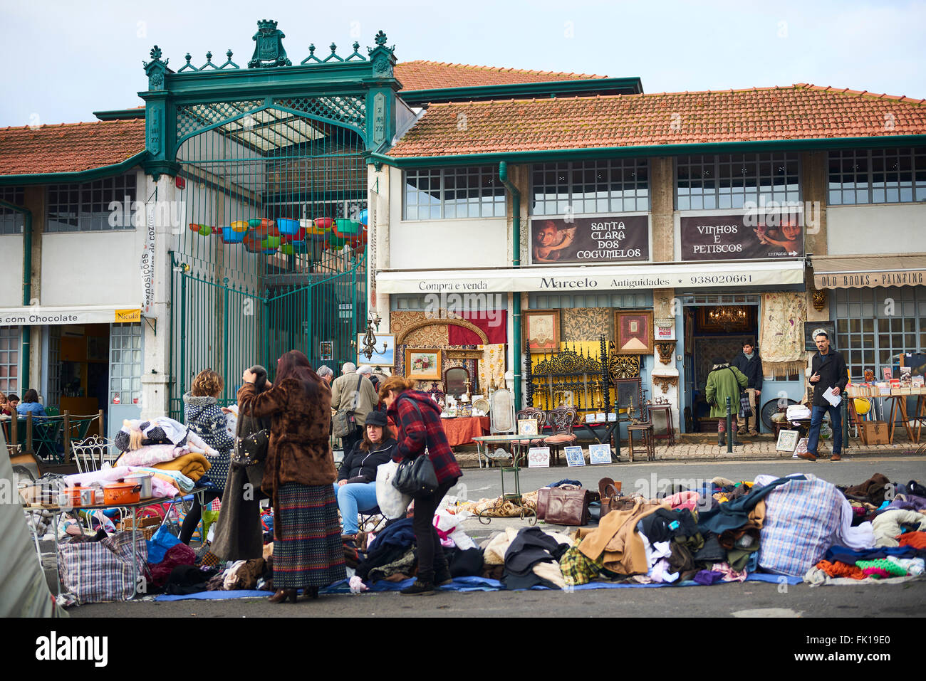 Feira da Ladra Flohmarkt oder Thieves Market in der Alfama Viertel, Lissabon, Portugal, Europa Stockfoto