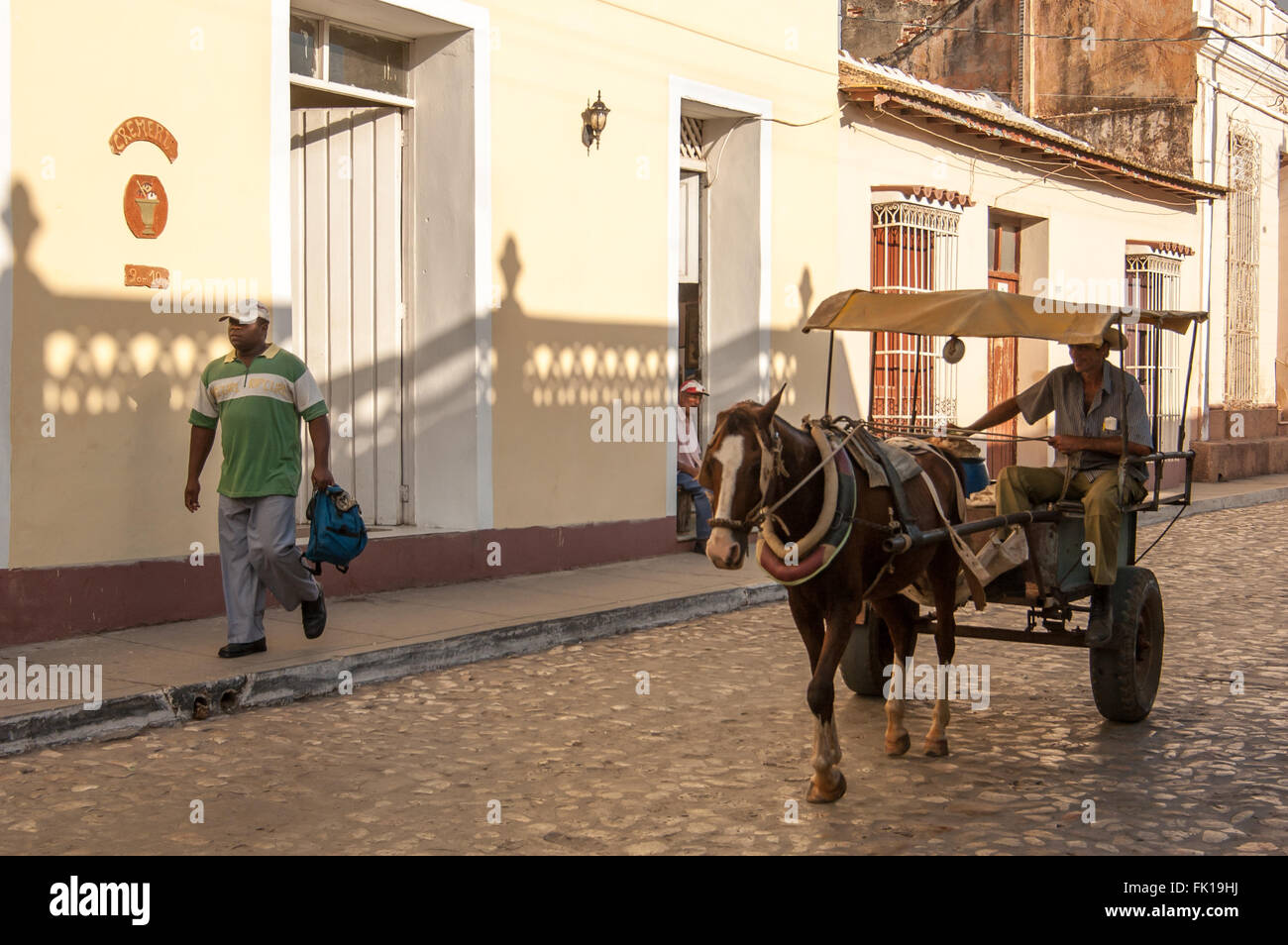 Ein Pferd angetrieben taxi Reisen auf dem Kopfsteinpflaster der kolonialen Trinidad, Kuba Stockfoto