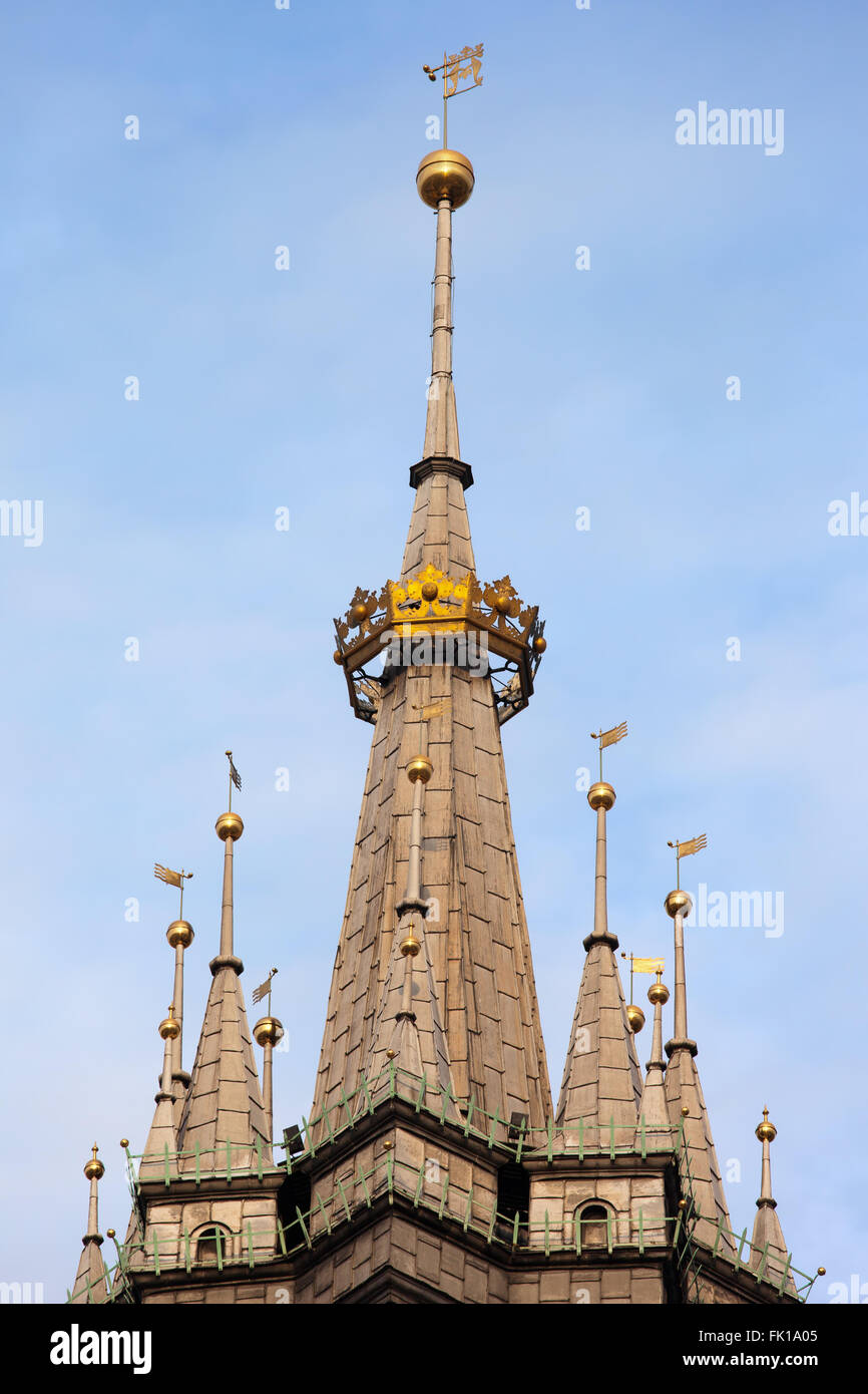 Polen, Krakow (Krakau), Spitze des gotischen Hejnalowa Turm mit vergoldeten Krone auf der Turmspitze, architektonischen Details der St. Mary Basilica- Stockfoto