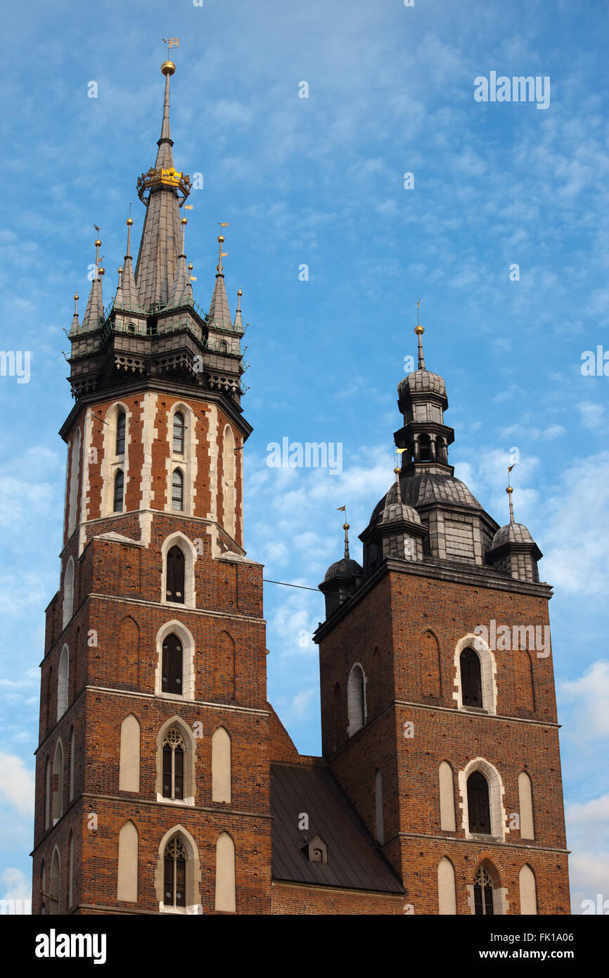 Polen, Stadt Krakow (Krakau), zwei Türme der gotischen St. Mary Basilica in der Altstadt Stockfoto