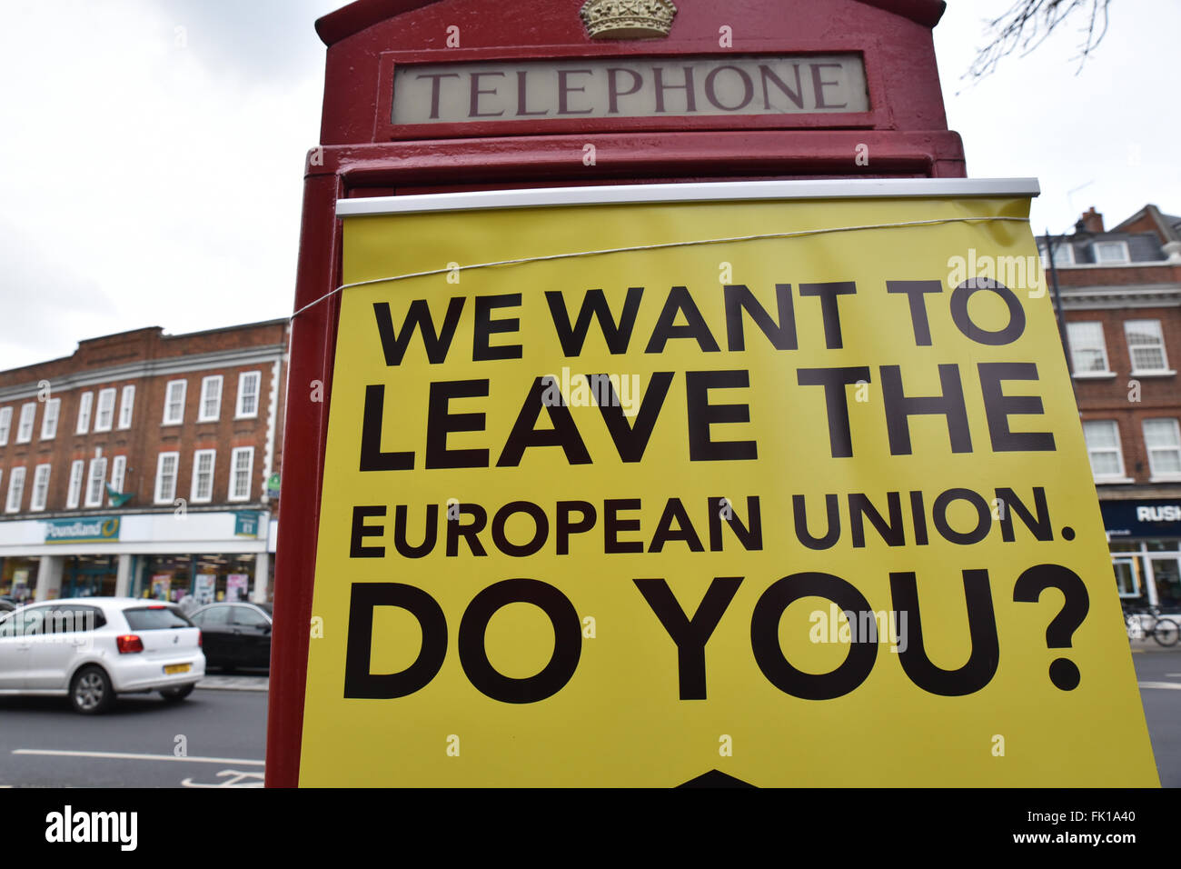 Twickenham, London, UK. 5. März 2016. EU und UKIP Hand Flugblättern zu verlassen. Breitensport, Aktionstag, Kampagne, um die EU verlassen Stockfoto